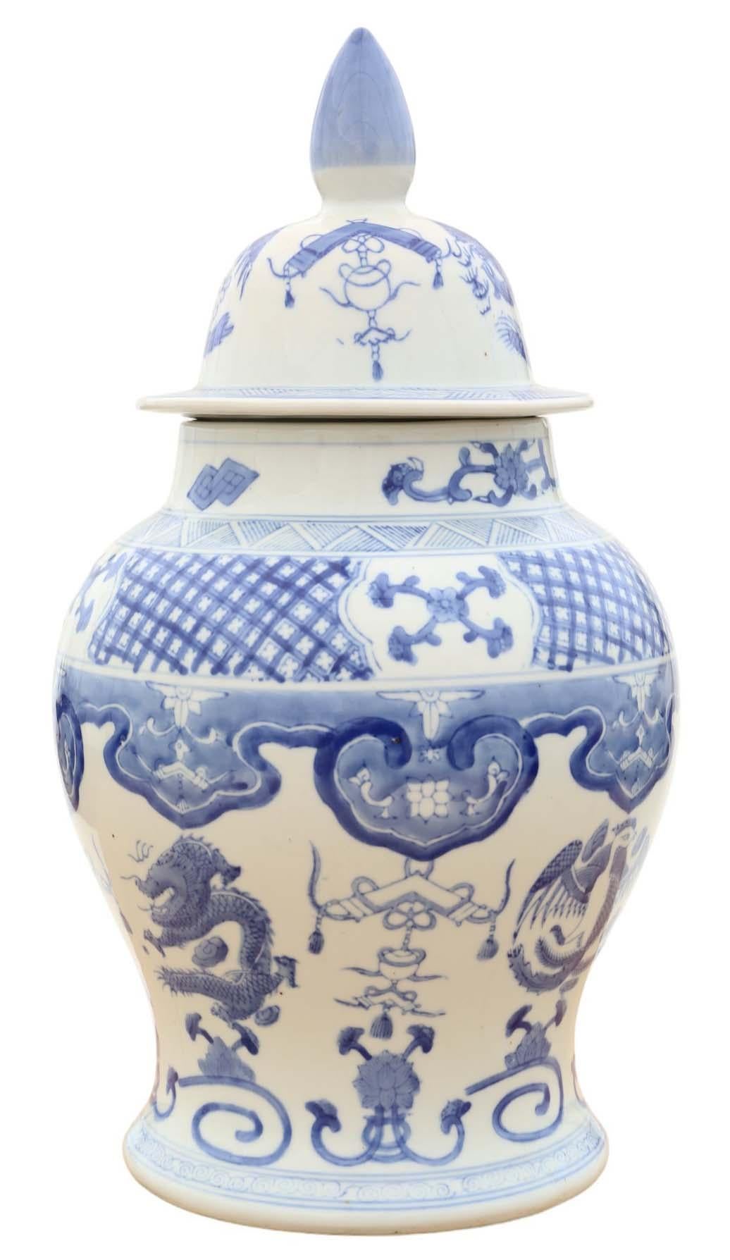Grand pot à gingembre ancien en céramique orientale chinoise bleue et blanche avec couvercle, datant vraisemblablement du début du 20e siècle. Il porte une marque à 4 caractères sur la base.

Cette pièce est exceptionnellement décorative et