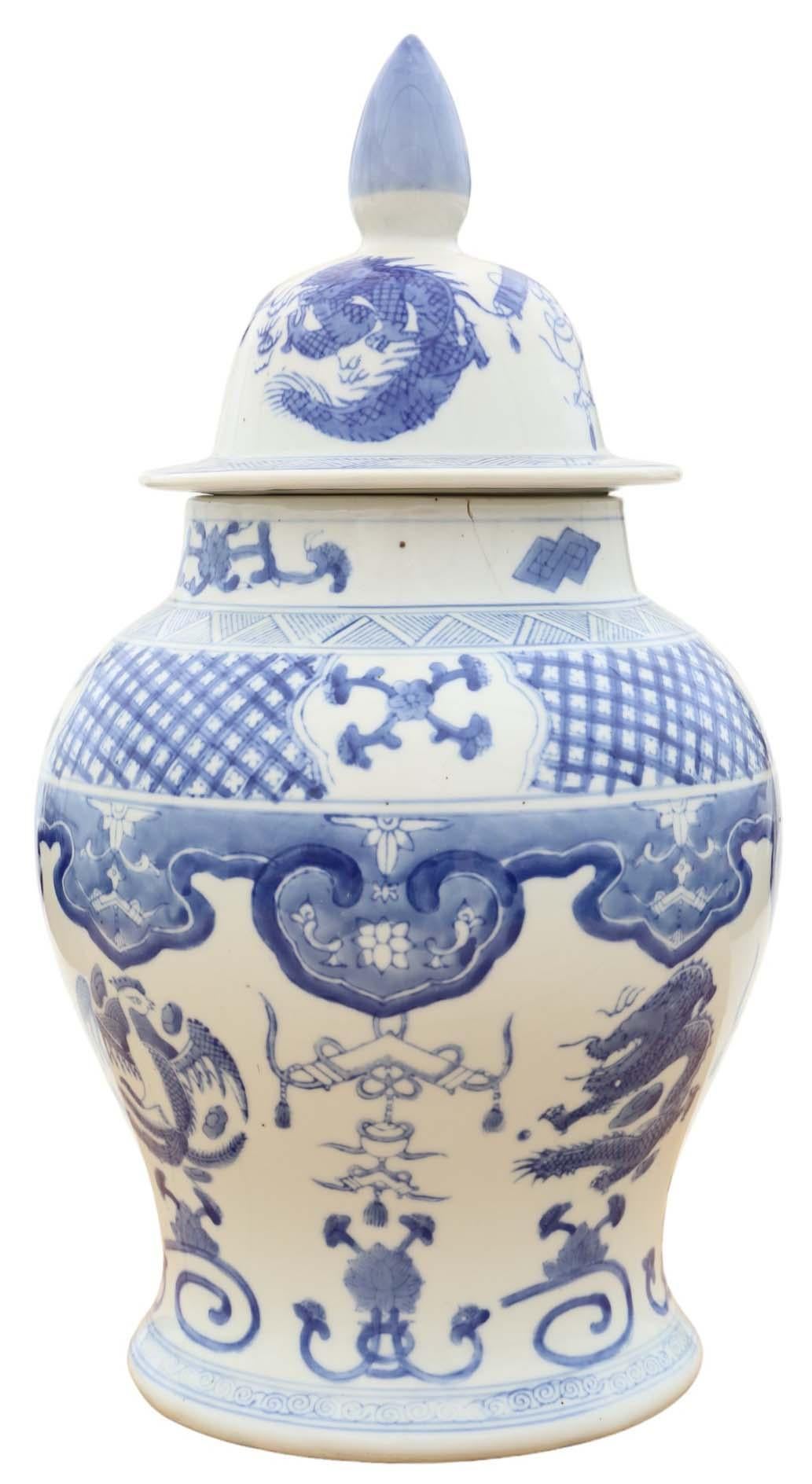 Chinois Jarre à gingembre ancienne en céramique chinoise orientale bleue et blanche avec couvercle en vente