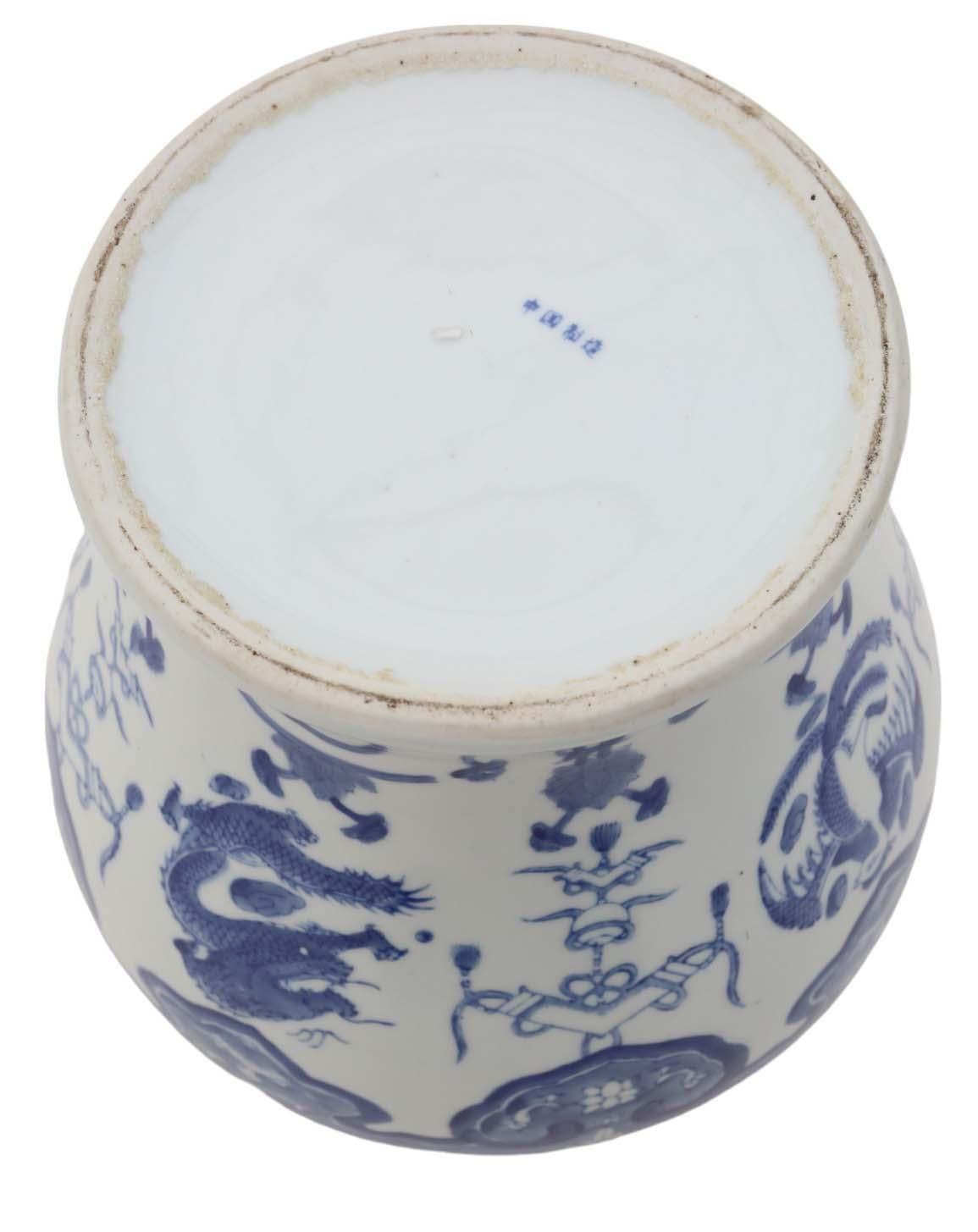 Antique Chinese Oriental blue & white ceramic ginger jar with lid For Sale 1