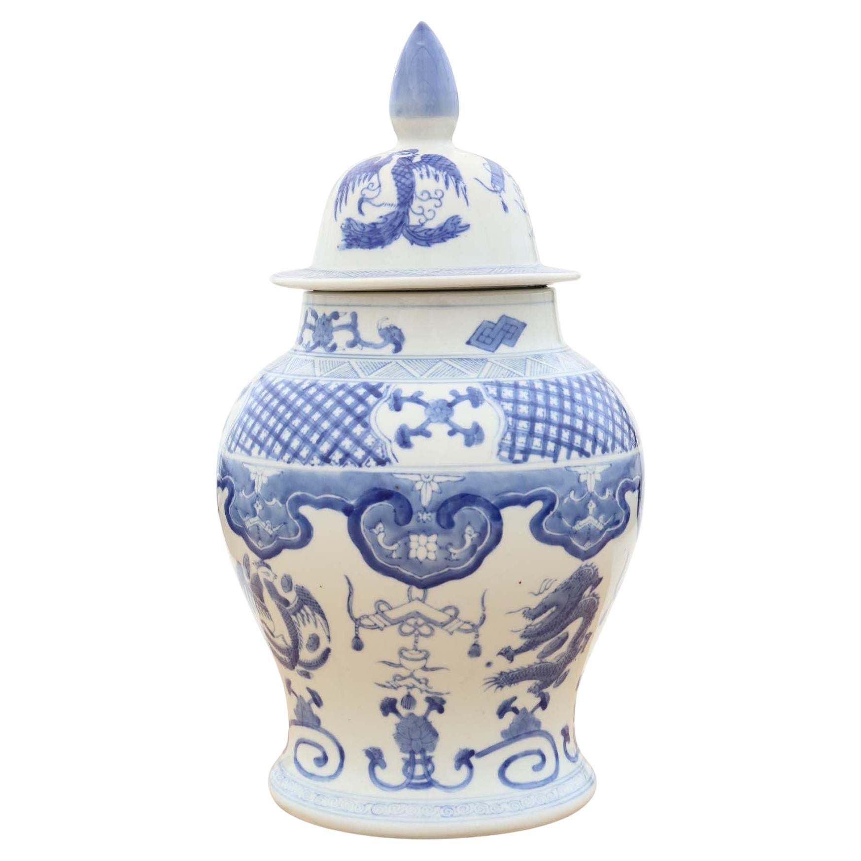 Antico vaso orientale cinese in ceramica blu e bianca con coperchio