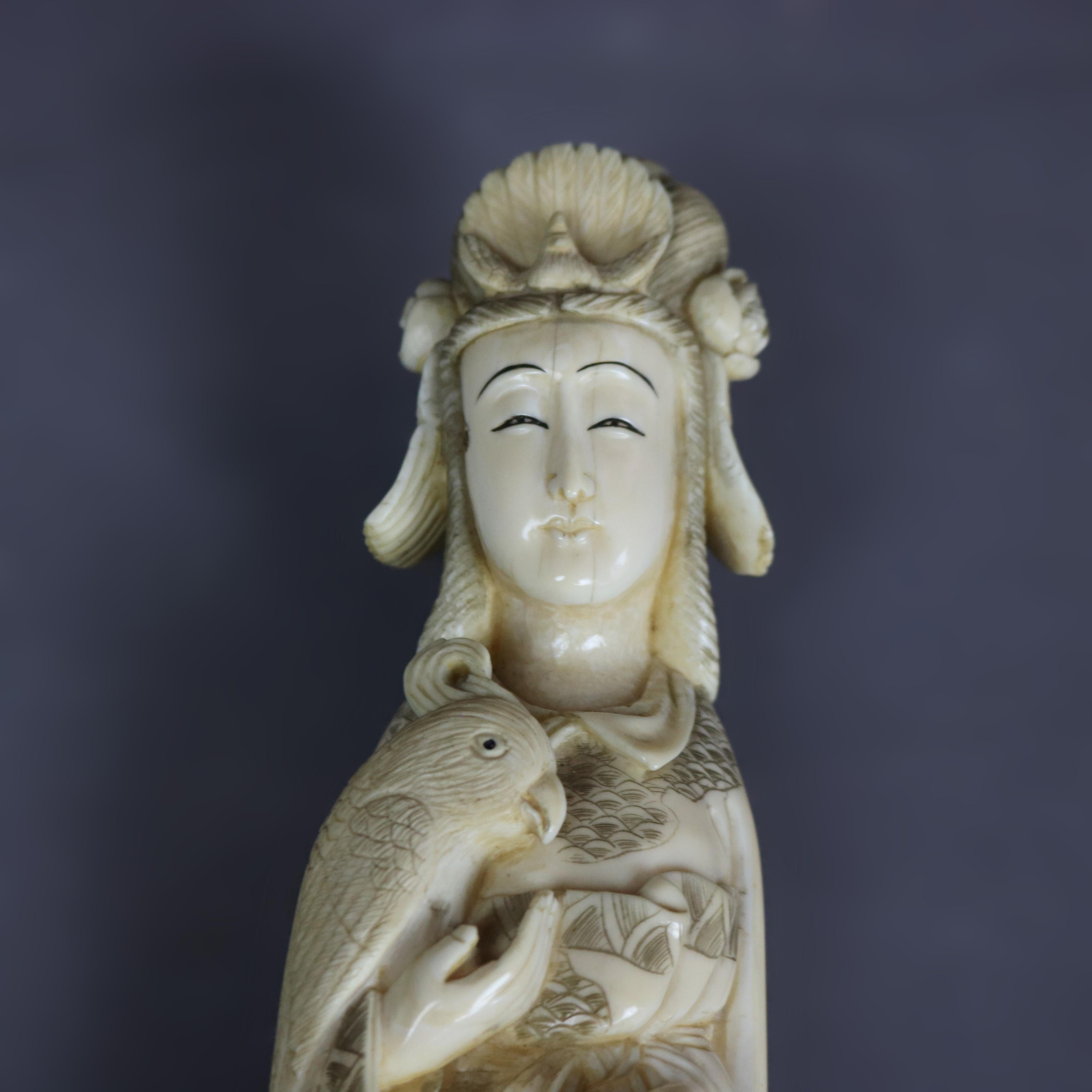 Antike chinesische orientalische Knochenfigur einer Frau und eines ...
