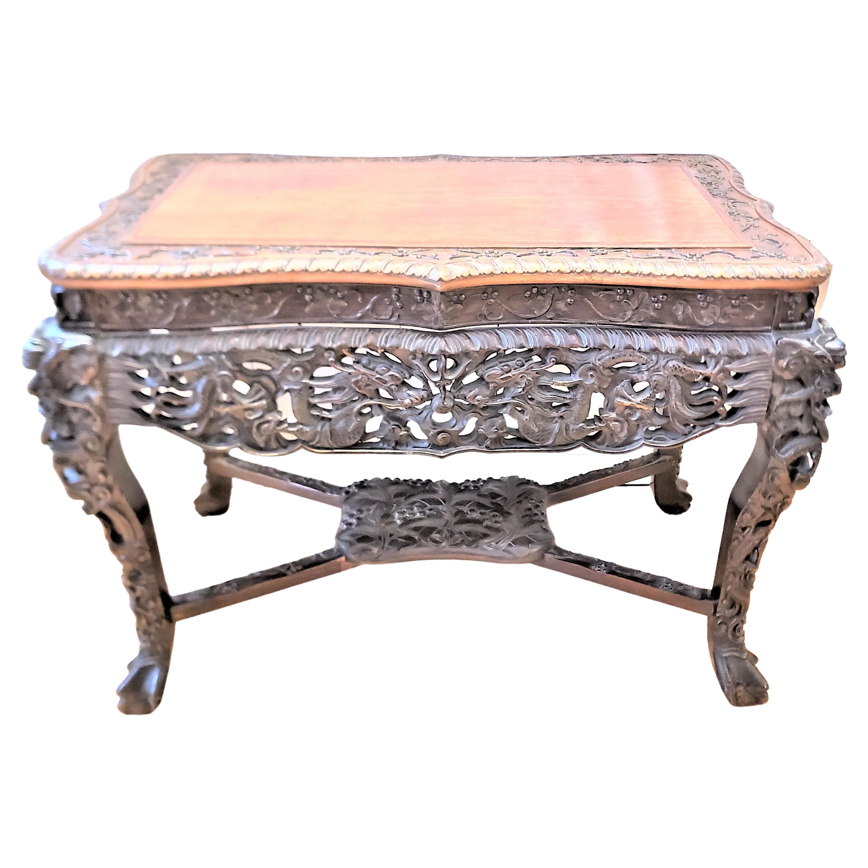 Ancienne table d'écriture ou d'appoint chinoise sculptée de façon ornementale avec dragons et fruits