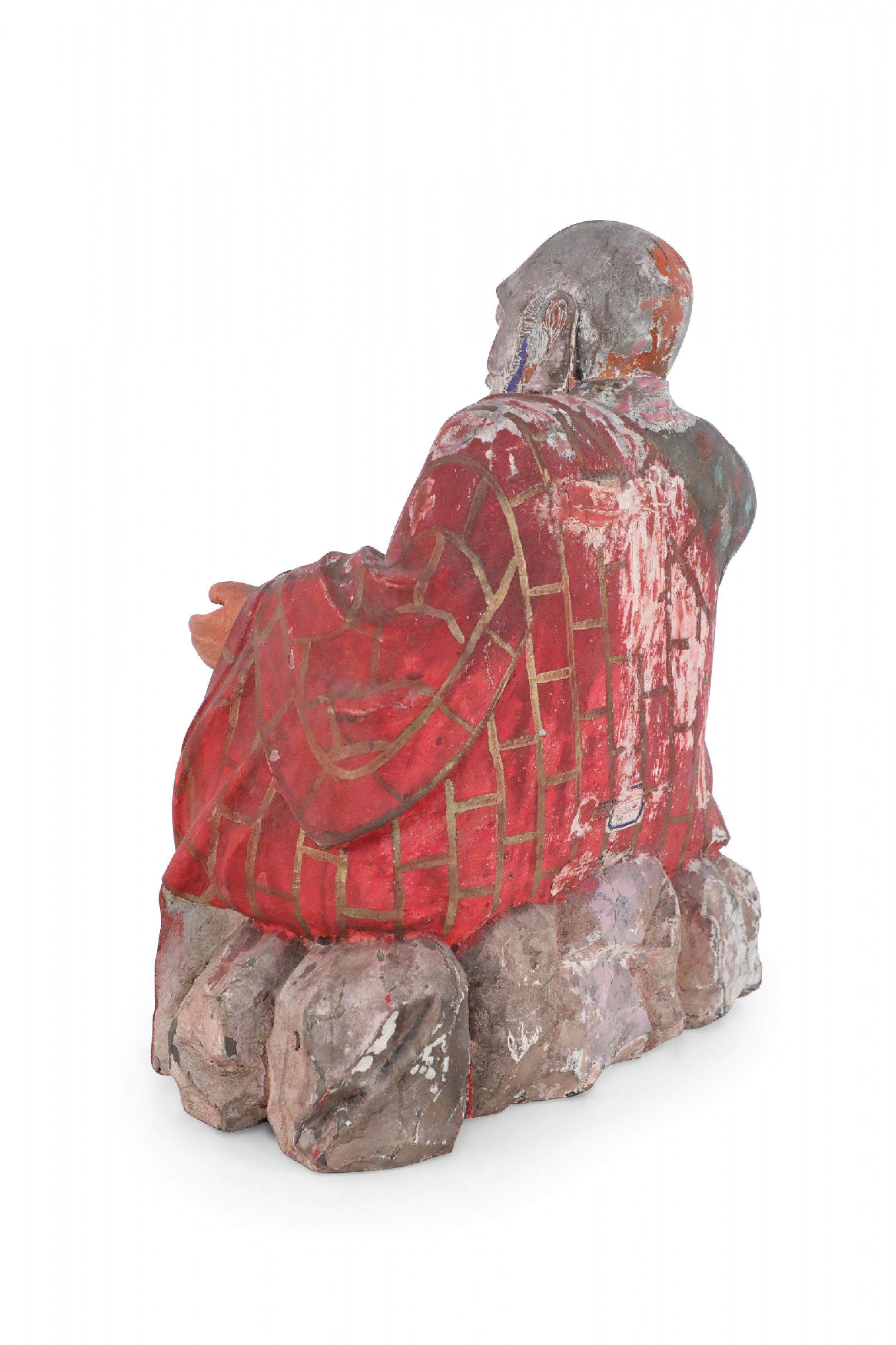 Cinese Antica statua di Buddha cinese in argilla dipinta con veste rossa in vendita