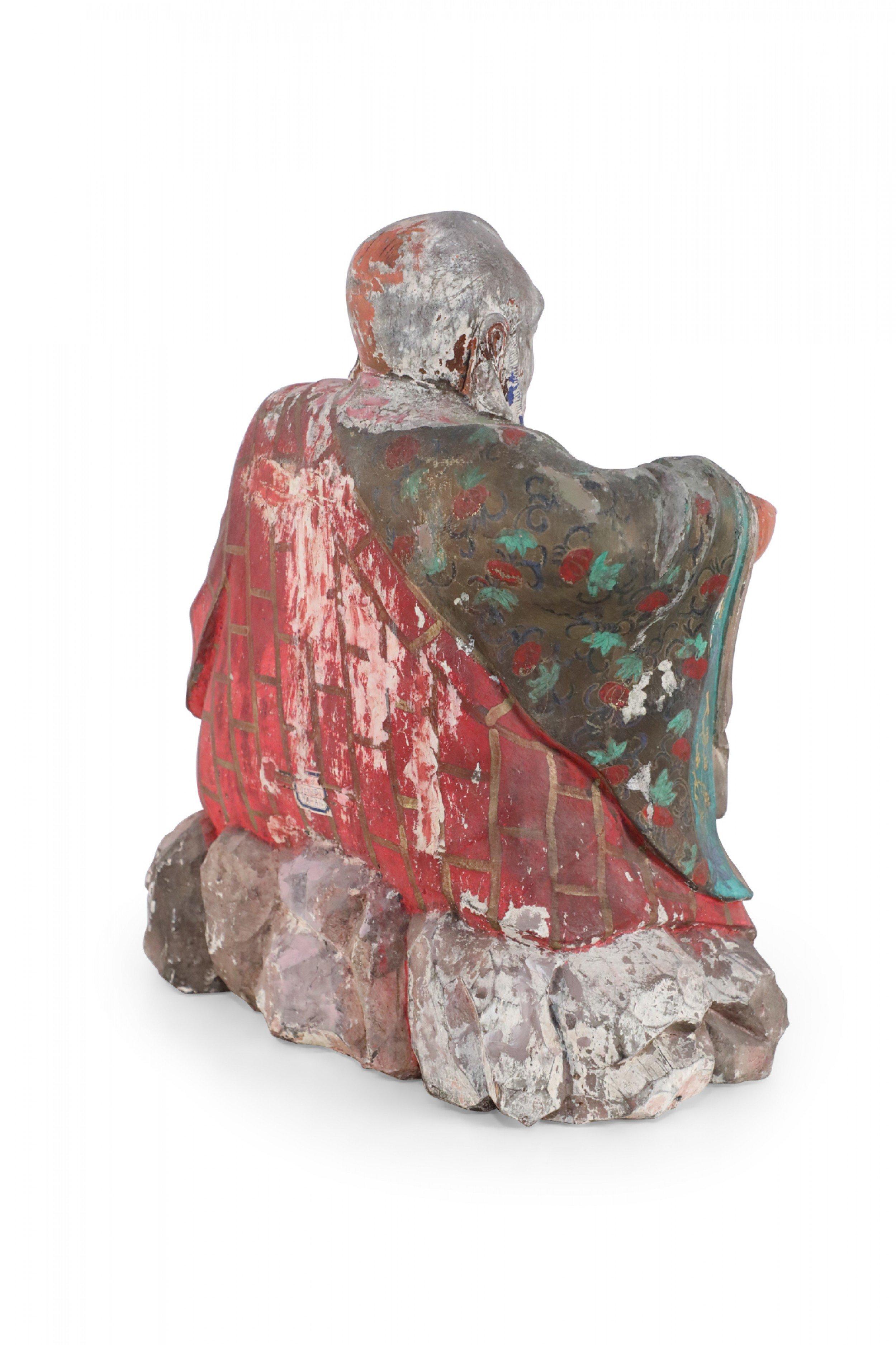Antica statua di Buddha cinese in argilla dipinta con veste rossa In condizioni buone in vendita a Queens, NY
