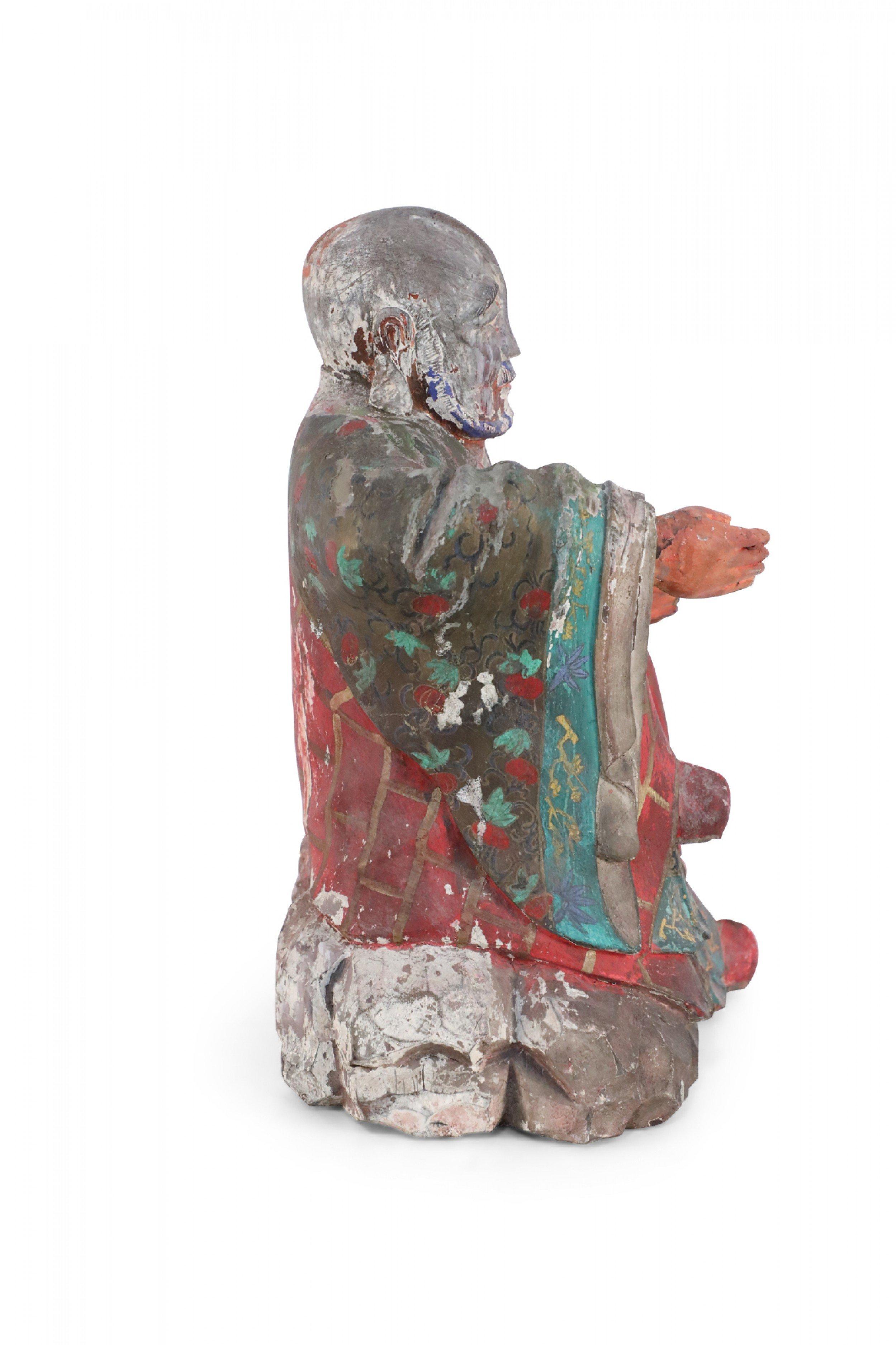 XX secolo Antica statua di Buddha cinese in argilla dipinta con veste rossa in vendita