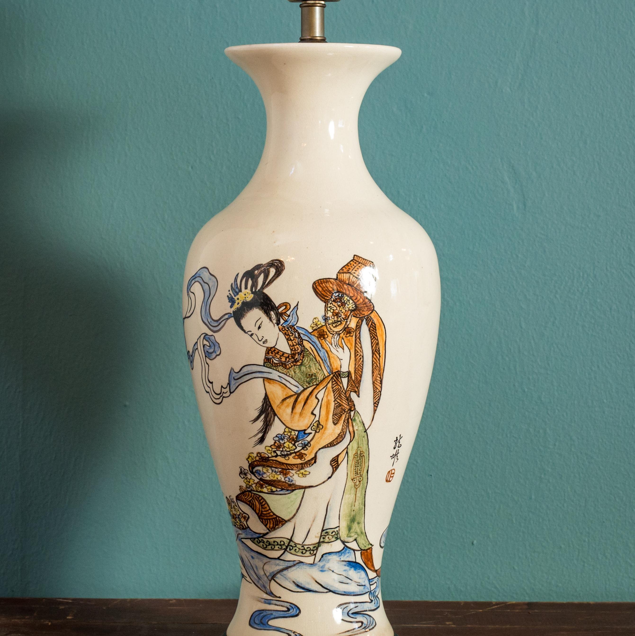 Antike japanische bemalte Vasen-Tischlampe.  Cremefarbene Keramik mit bemalten Figuren. (Japonismus) im Angebot