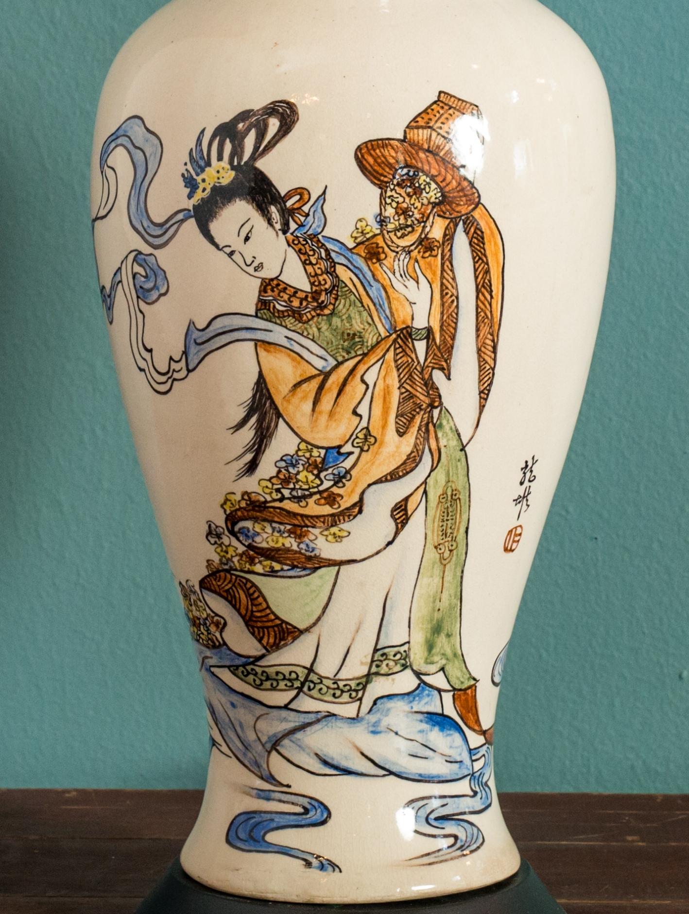 Antike japanische bemalte Vasen-Tischlampe.  Cremefarbene Keramik mit bemalten Figuren. (Japanisch) im Angebot