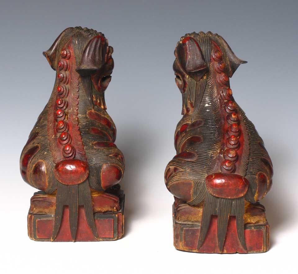 Antique Chinese Pair of Red Lacquered Wooden Fu Dogs, Qing Dynasty In Good Condition For Sale In New York, NY