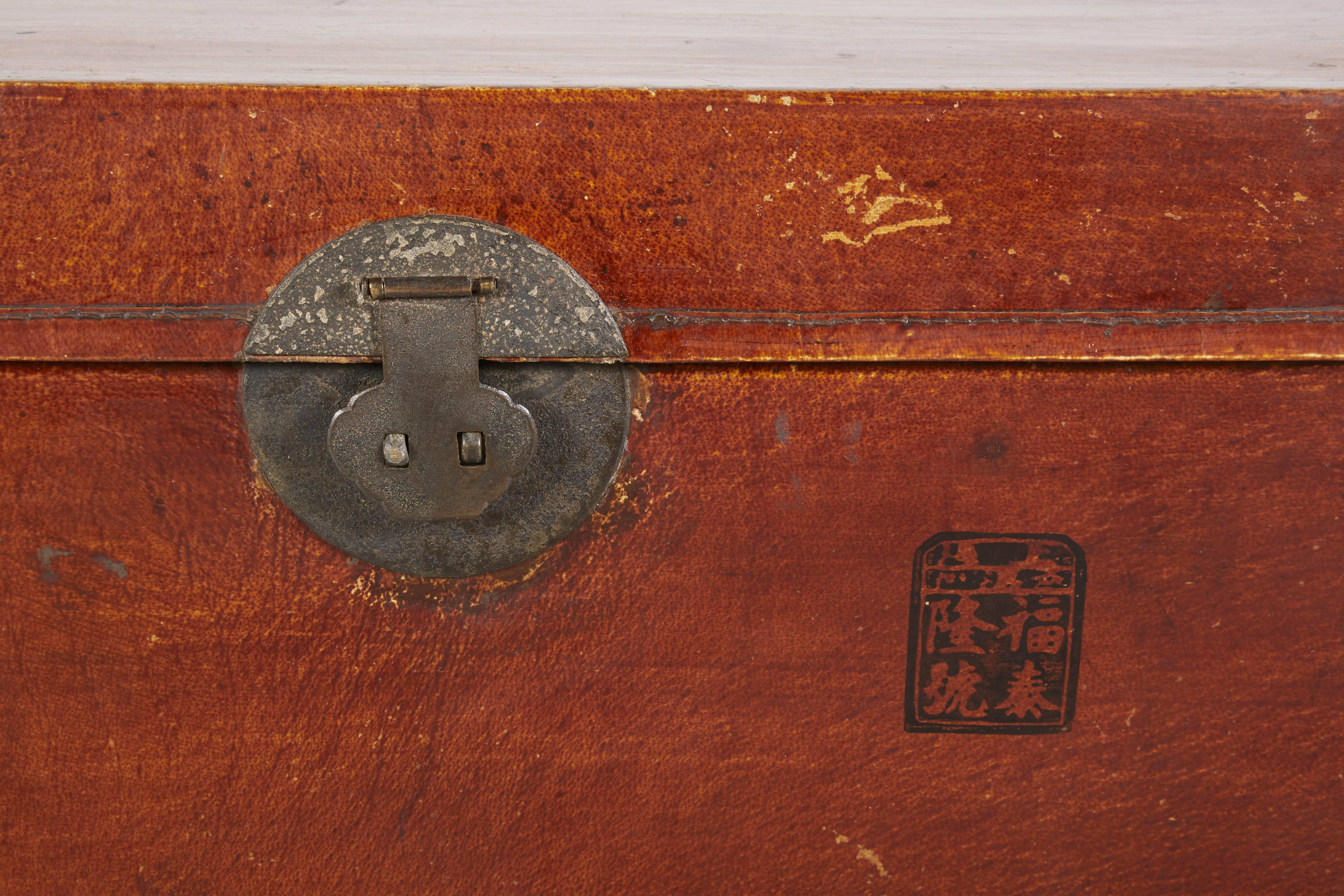 Antike chinesische Pergamentleder-Truhe im Angebot 1