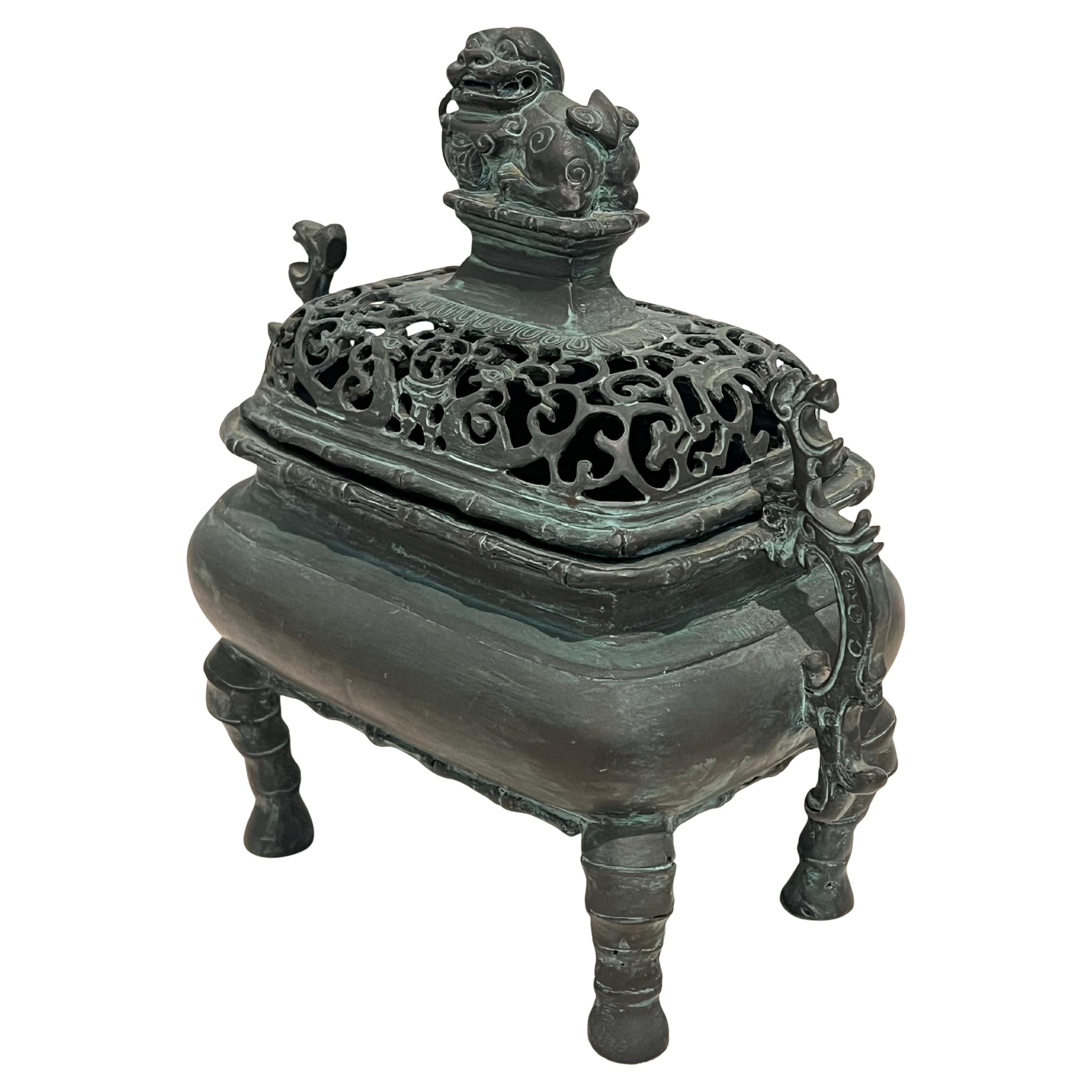 Esportazione cinese Antico vaso bruciaincenso cinese in bronzo patinato con coperchio a forma di leone in vendita
