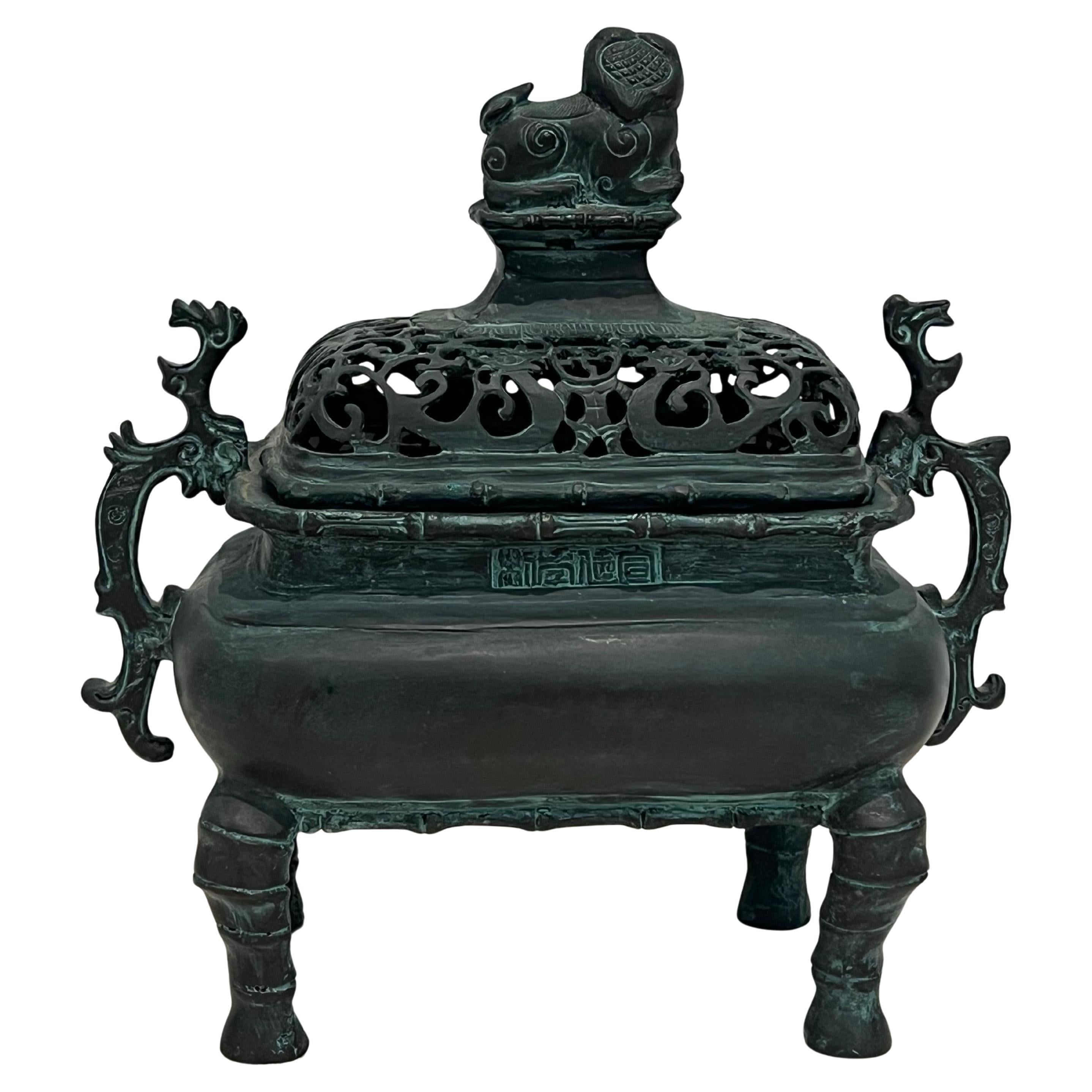 Cinese Antico vaso bruciaincenso cinese in bronzo patinato con coperchio a forma di leone in vendita