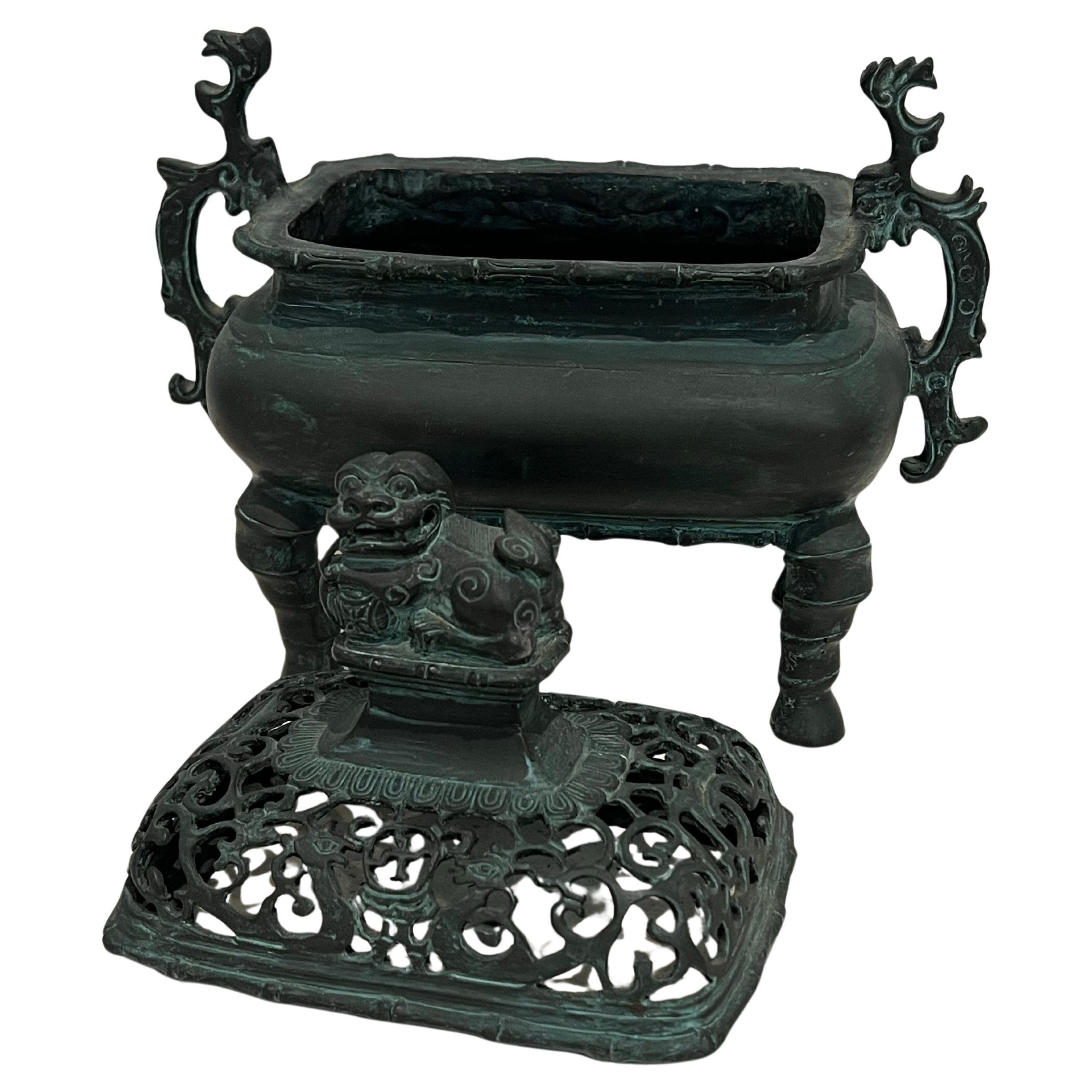 Antico vaso bruciaincenso cinese in bronzo patinato con coperchio a forma di leone In condizioni buone in vendita a San Diego, CA