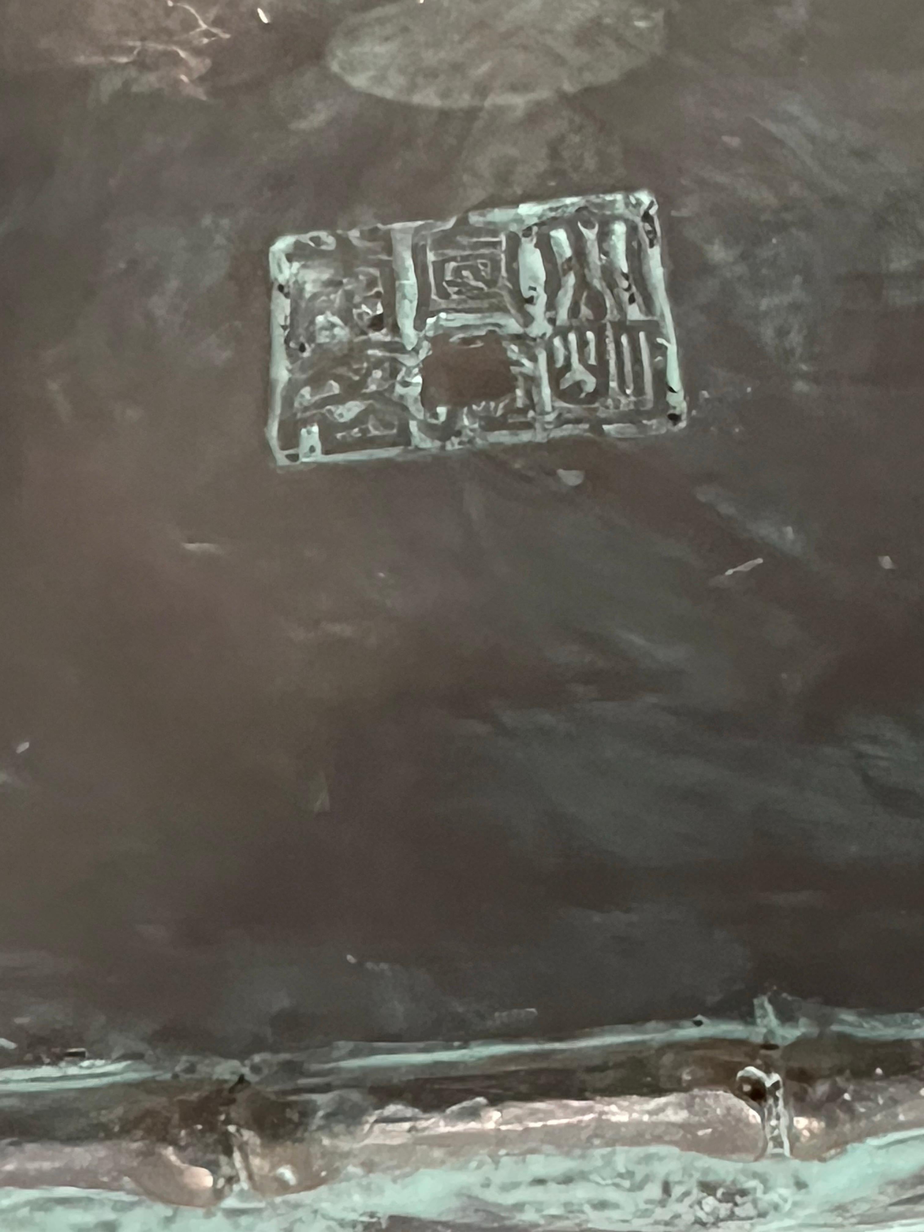 XX secolo Antico vaso bruciaincenso cinese in bronzo patinato con coperchio a forma di leone in vendita