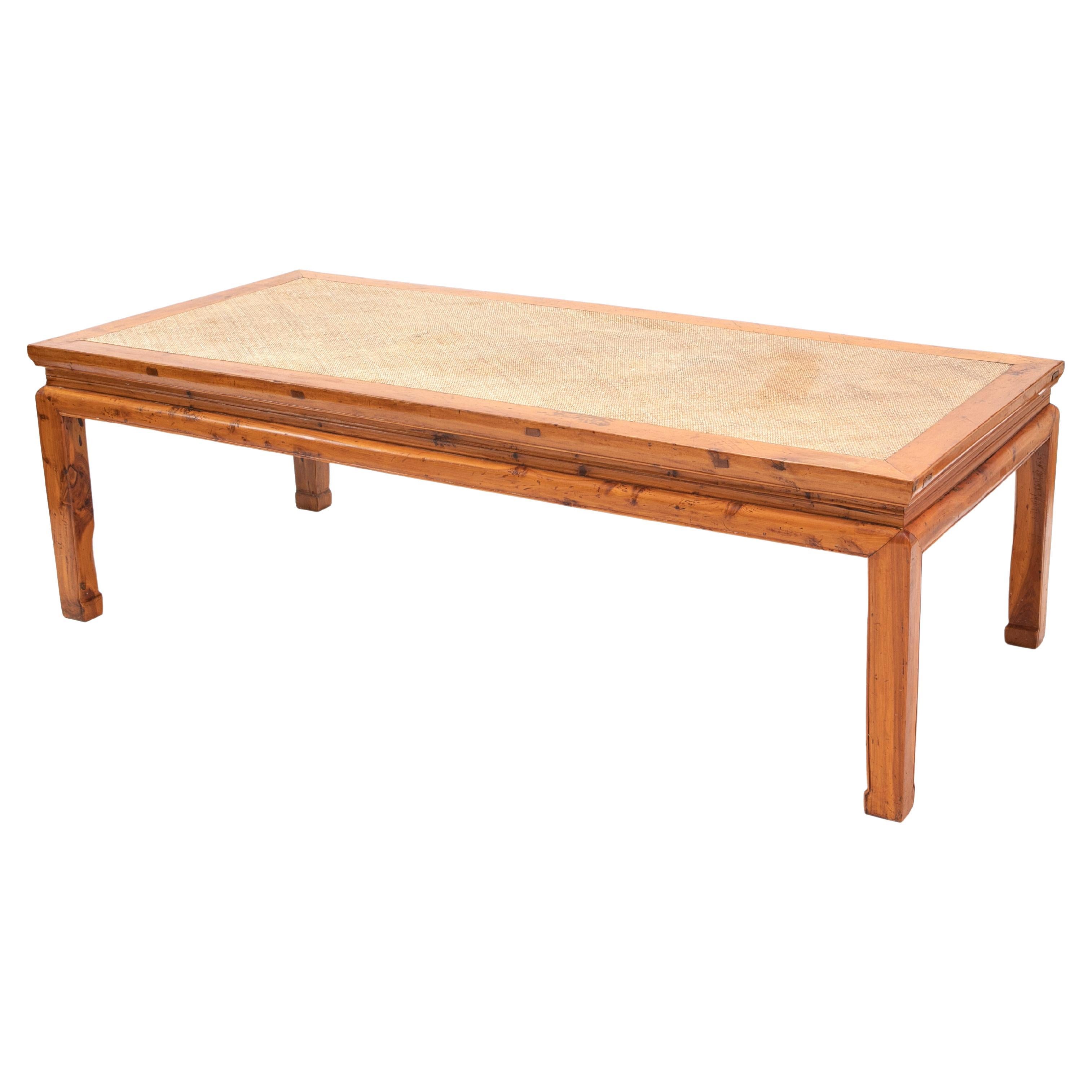 Table basse en bois de pêcher et canne dure en vente