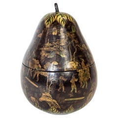Ancienne boîte chinoise en forme de poire laquée noire, peinte et dorée, années 1940