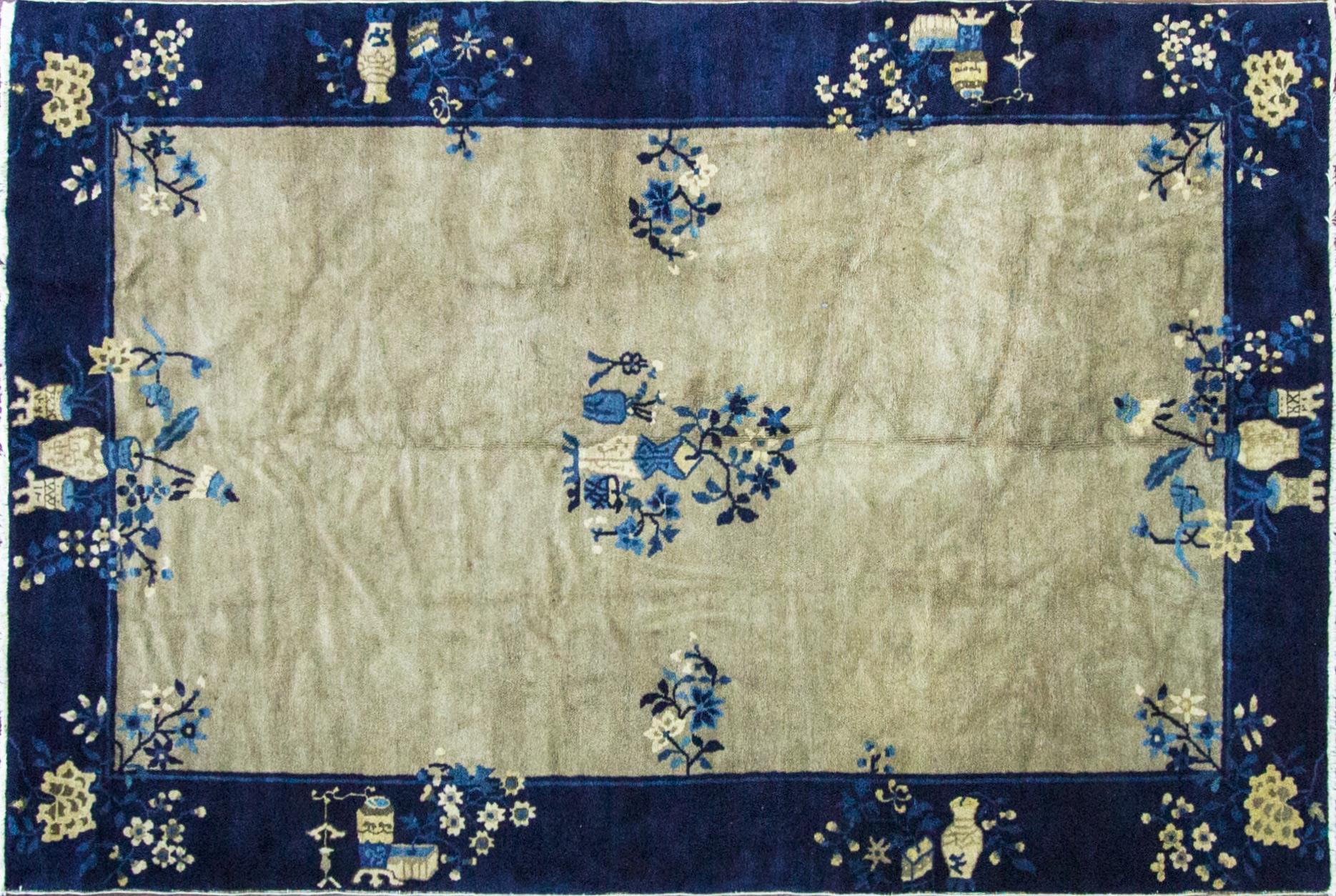 Découvrez la riche histoire des tapis anciens de Pékin, une tradition qui a trouvé ses racines en Chine peu après la fin de la Première Guerre mondiale. À cette époque, les usines chinoises de tissage de tapis ont connu un changement important, se