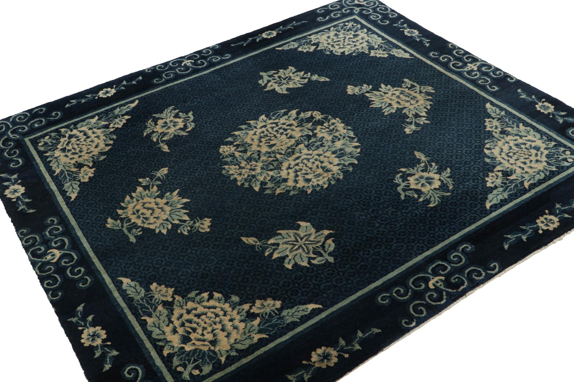 Un splendide tapis de Pékin 5x6 d'une antiquité chinoise recherchée dans un motif floral traditionnel de style pékinois. 

Sur le Design :

Noué à la main en laine vers 1920-1930, le design présente une représentation de l'art traditionnel de