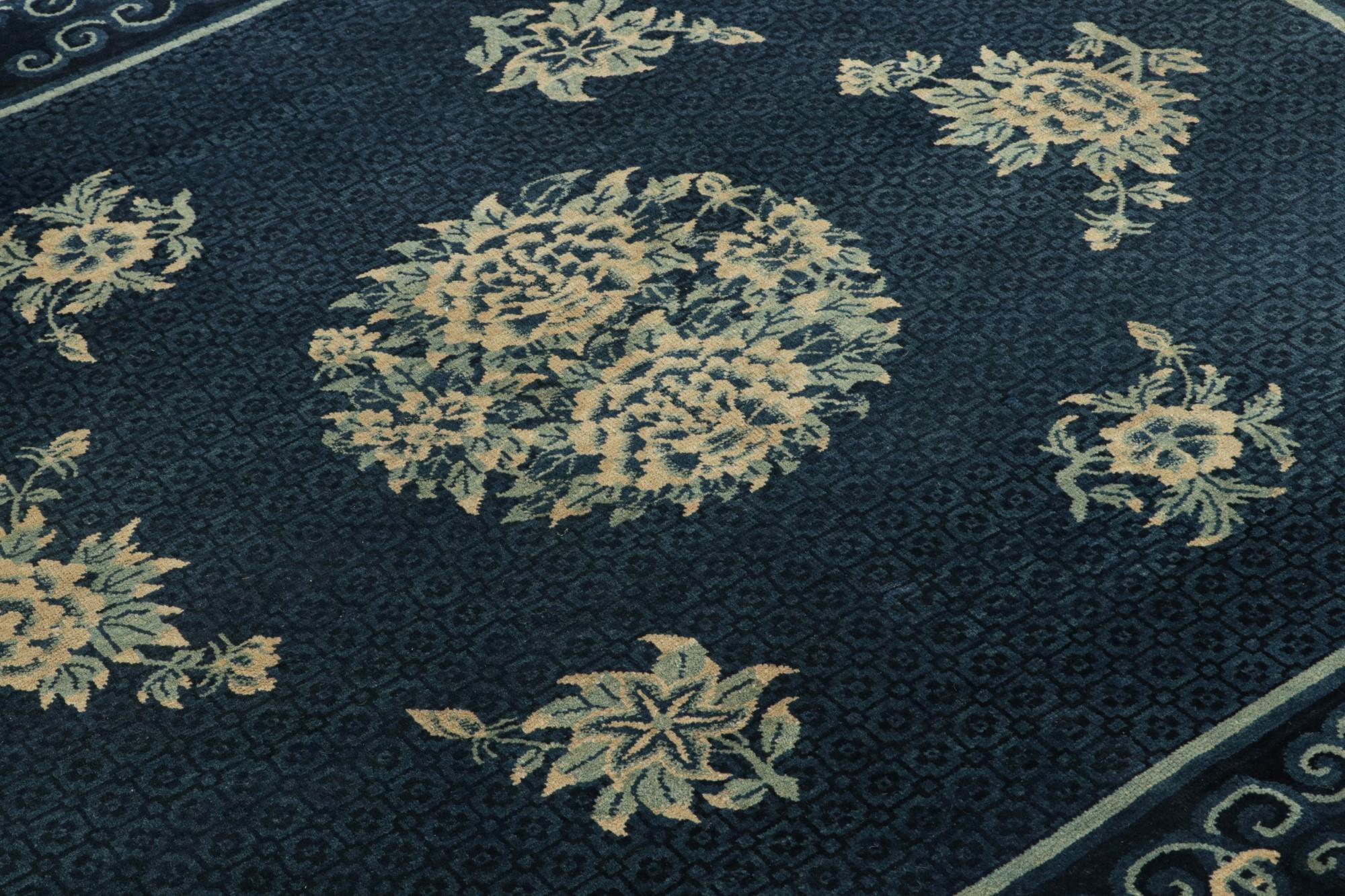 Noué à la main Ancien tapis Art déco chinois de Pékin en bleu avec médaillons à fleurs ivoires en vente