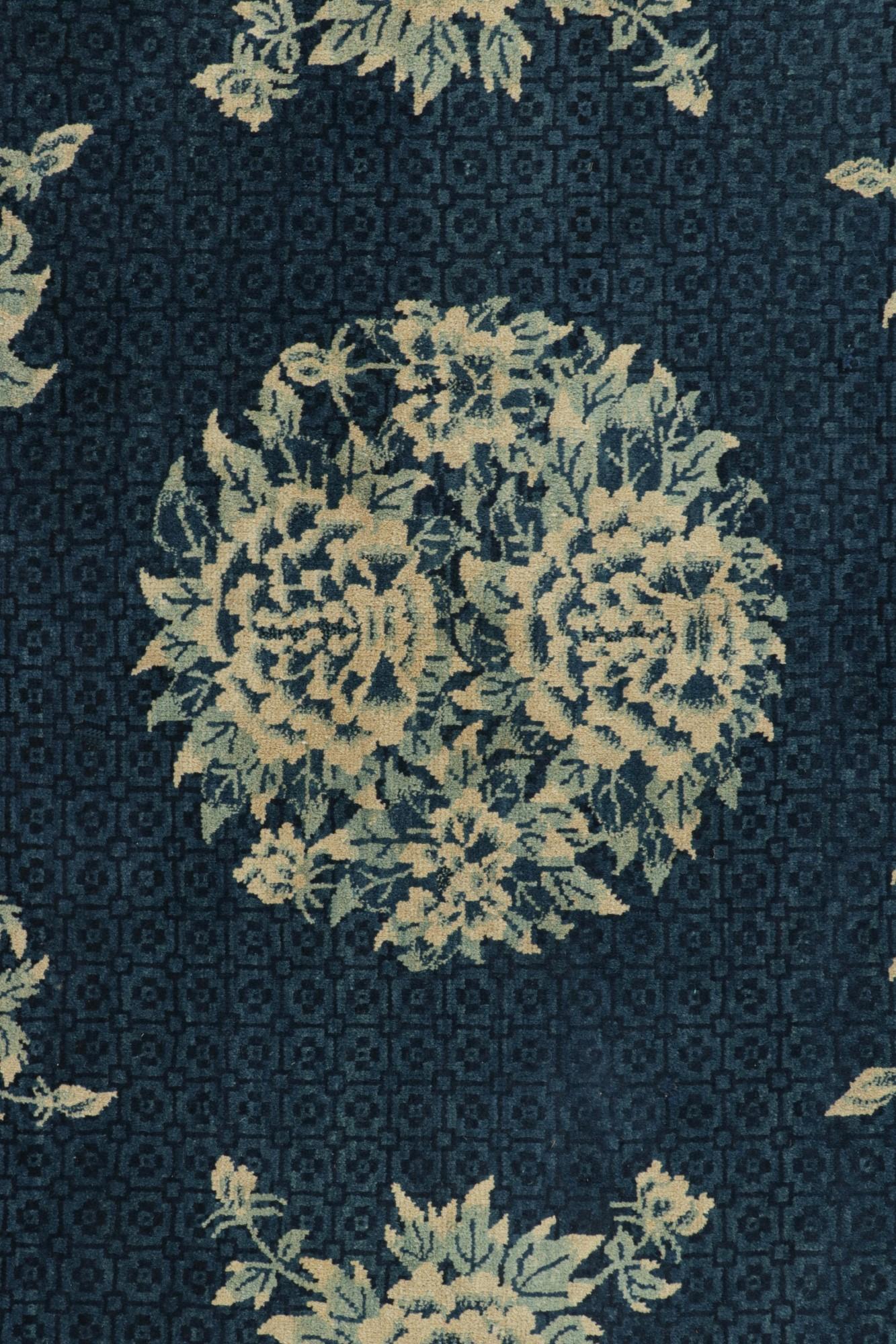 Début du 20ème siècle Ancien tapis Art déco chinois de Pékin en bleu avec médaillons à fleurs ivoires en vente