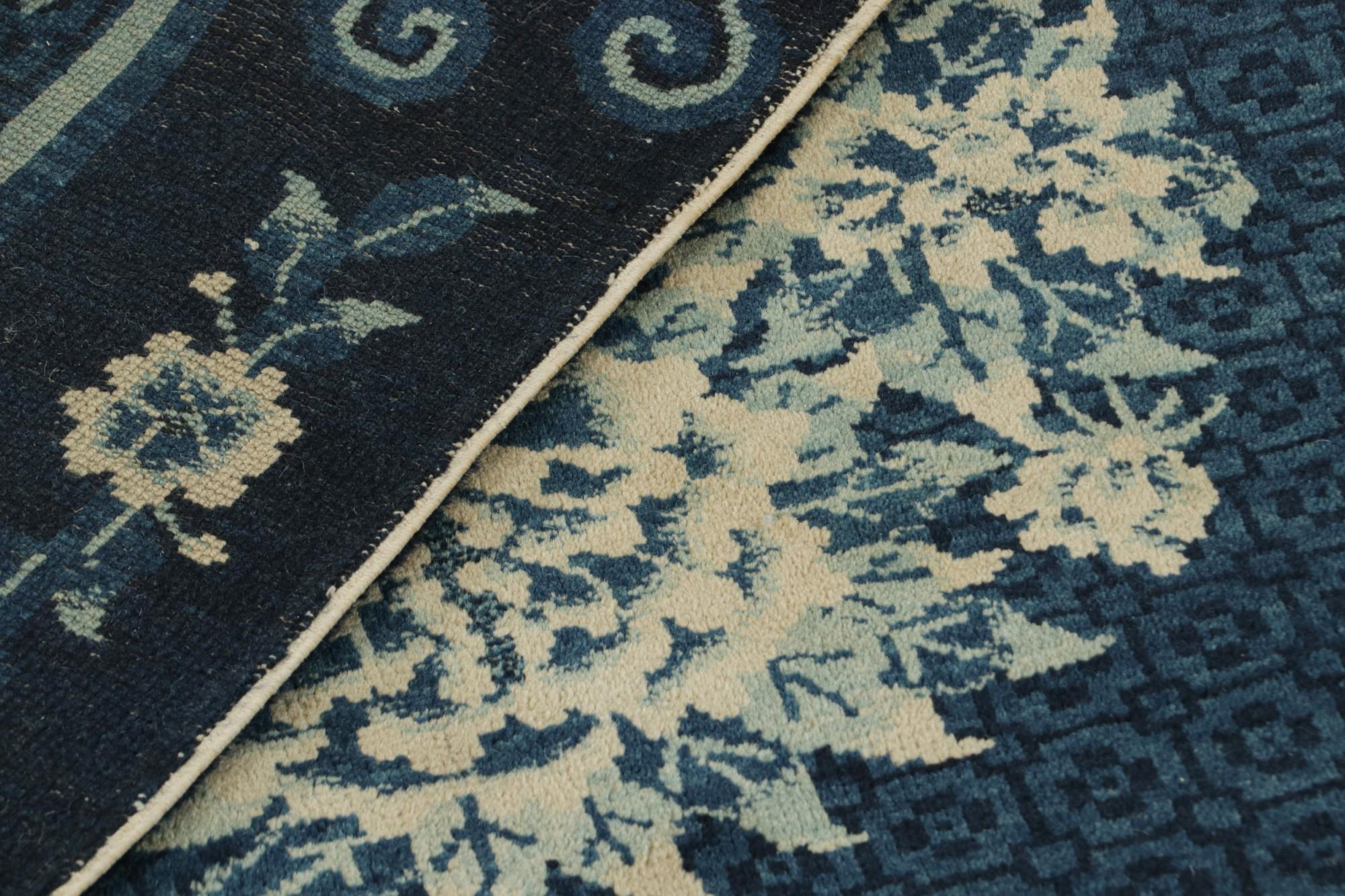Laine Ancien tapis Art déco chinois de Pékin en bleu avec médaillons à fleurs ivoires en vente