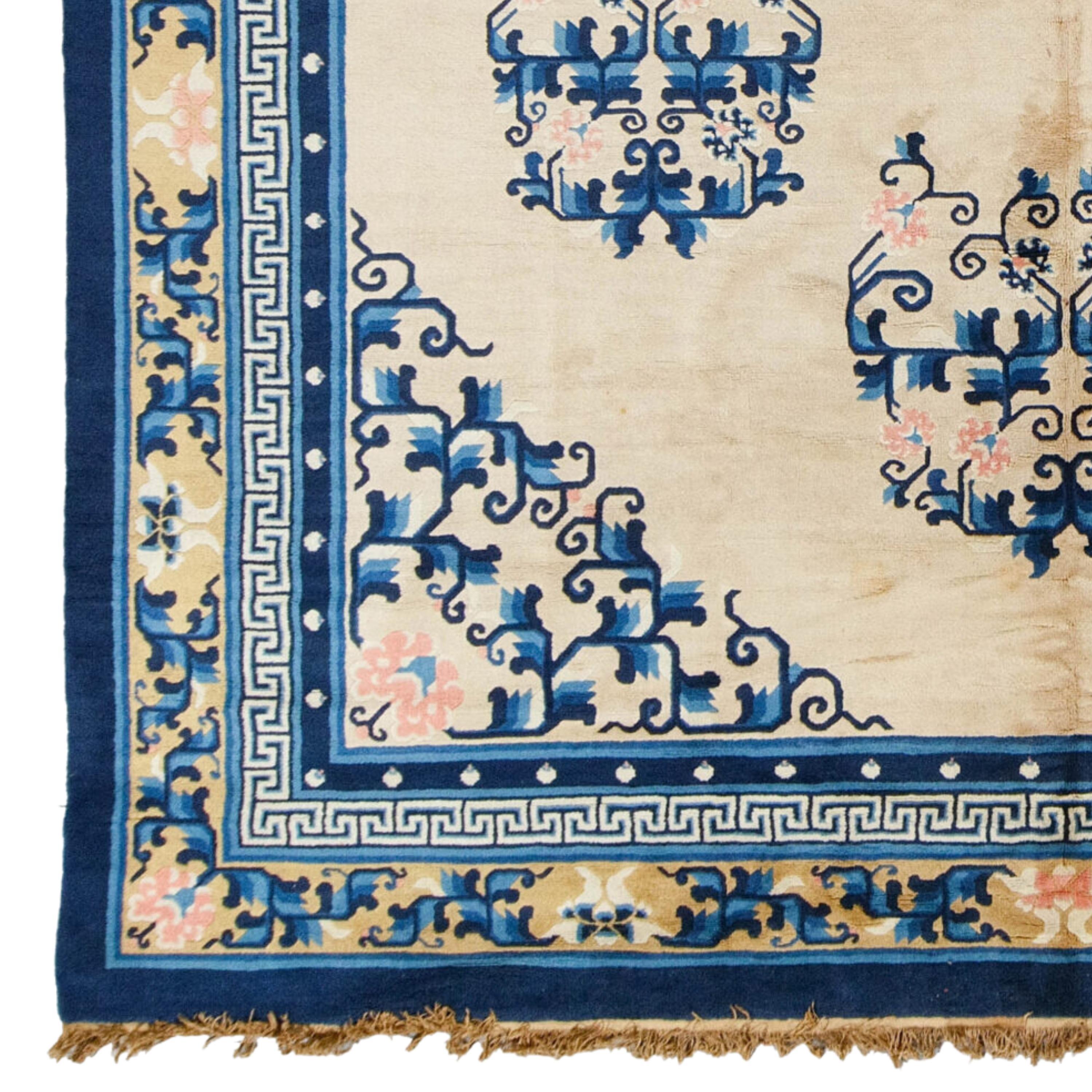 Diese Farben werden mit natürlichen Wurzelfarben gewonnen. Die Muster der alten chinesischen Peking-Teppiche enthalten oft ein zentrales Medaillon in Form eines großen achtzackigen Sterns oder einer Raute und kleinere Medaillons an den Ecken. Diese