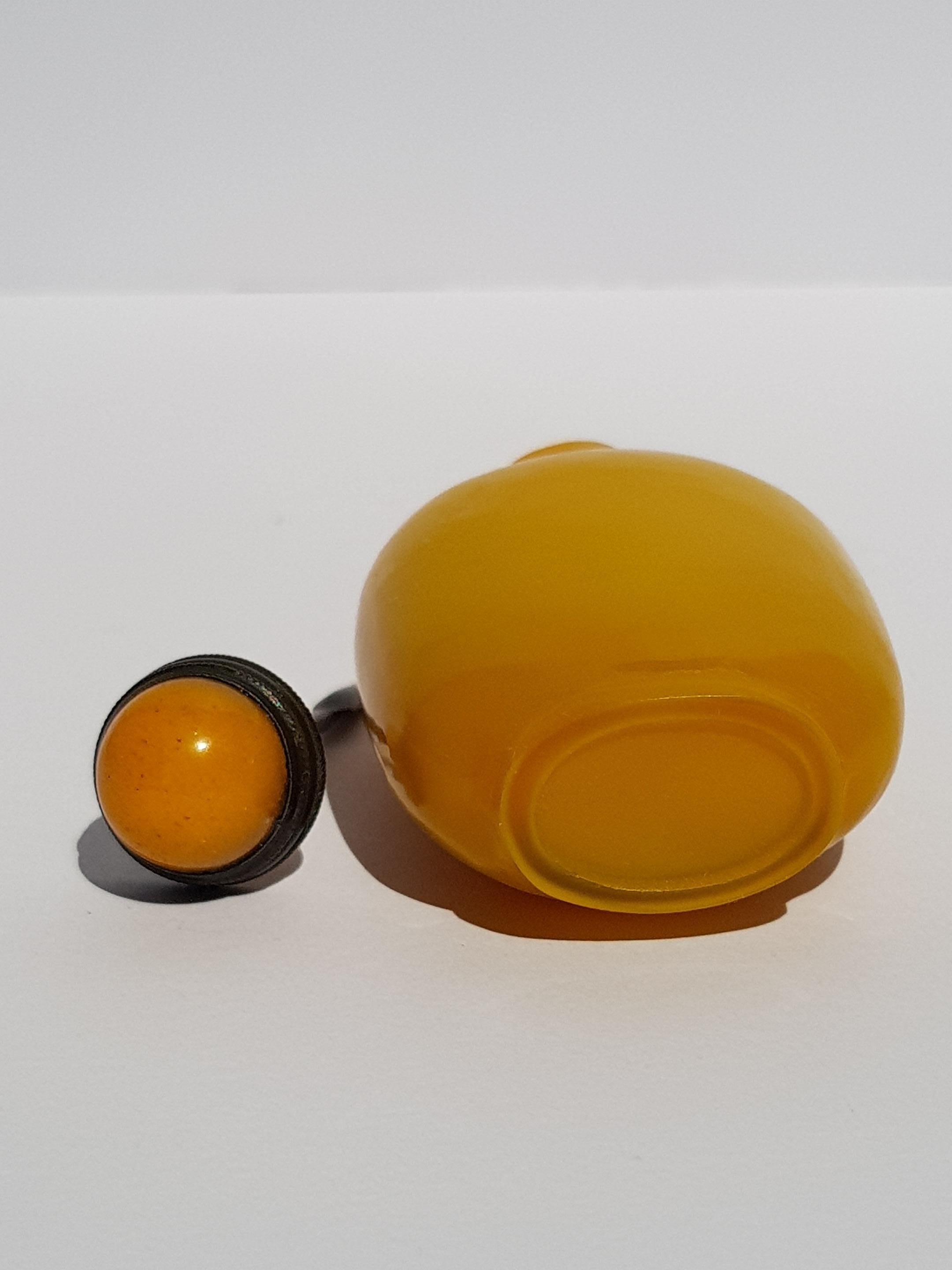 Ancienne bouteille à priser en verre de Pékin miel ambre impérial verre jaune Qing en vente 4