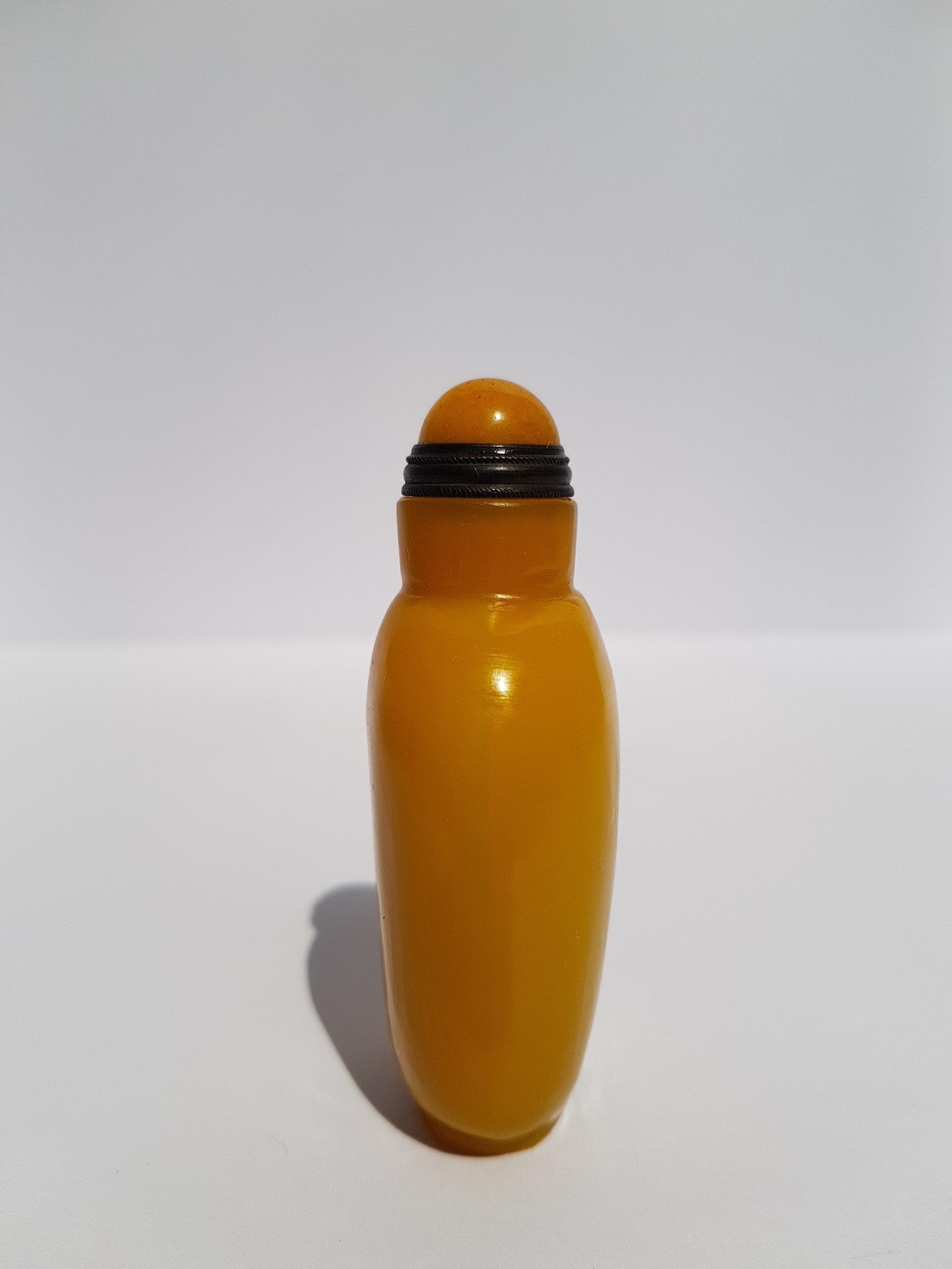 Chinois Ancienne bouteille à priser en verre de Pékin miel ambre impérial verre jaune Qing en vente