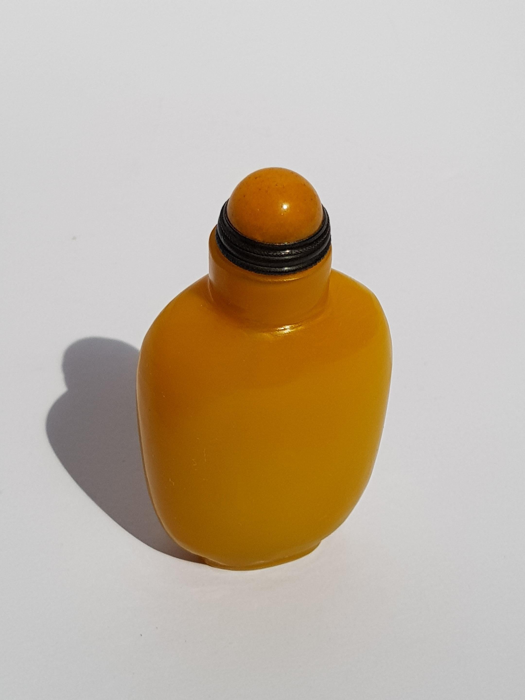 Verre Ancienne bouteille à priser en verre de Pékin miel ambre impérial verre jaune Qing en vente