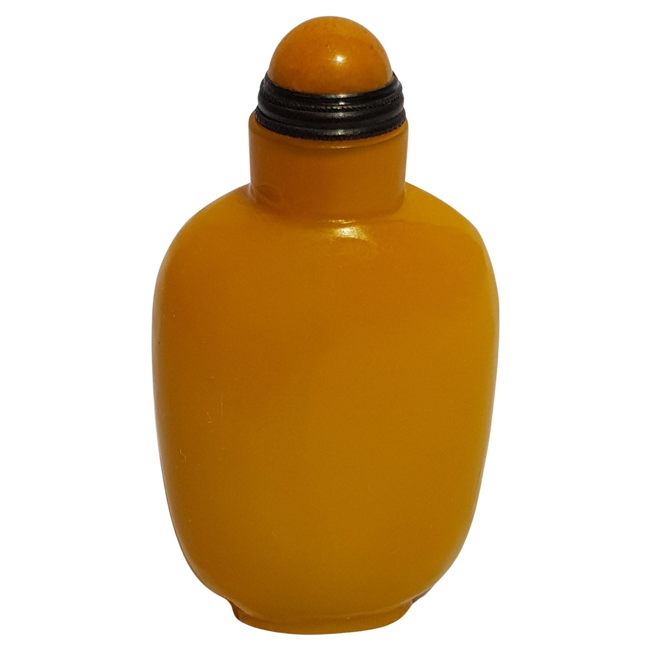 Ancienne bouteille à priser en verre de Pékin miel ambre impérial verre jaune Qing en vente