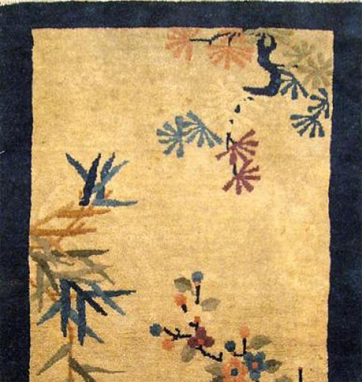 Chinois Tapis oriental chinois ancien de Pékin, de petite taille, avec arbres et fleurs au centre en vente