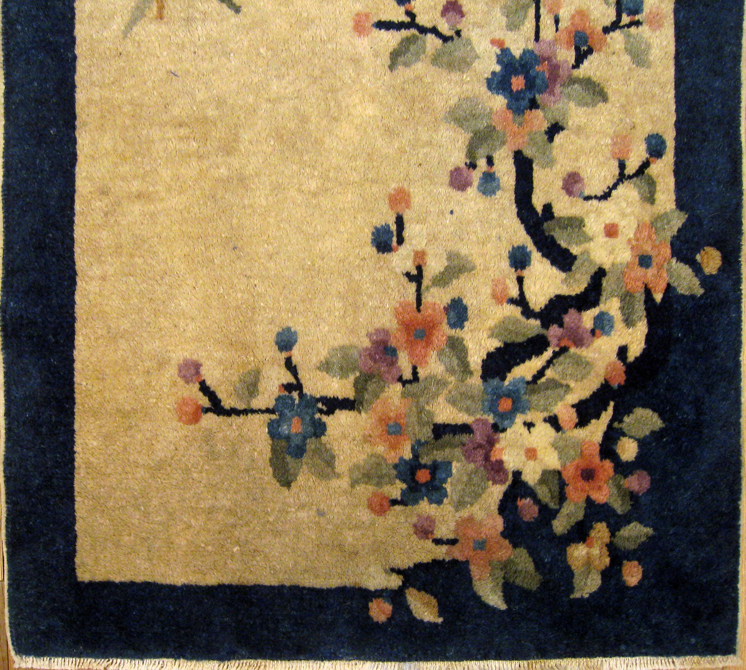 Noué à la main Tapis oriental chinois ancien de Pékin, de petite taille, avec arbres et fleurs au centre en vente