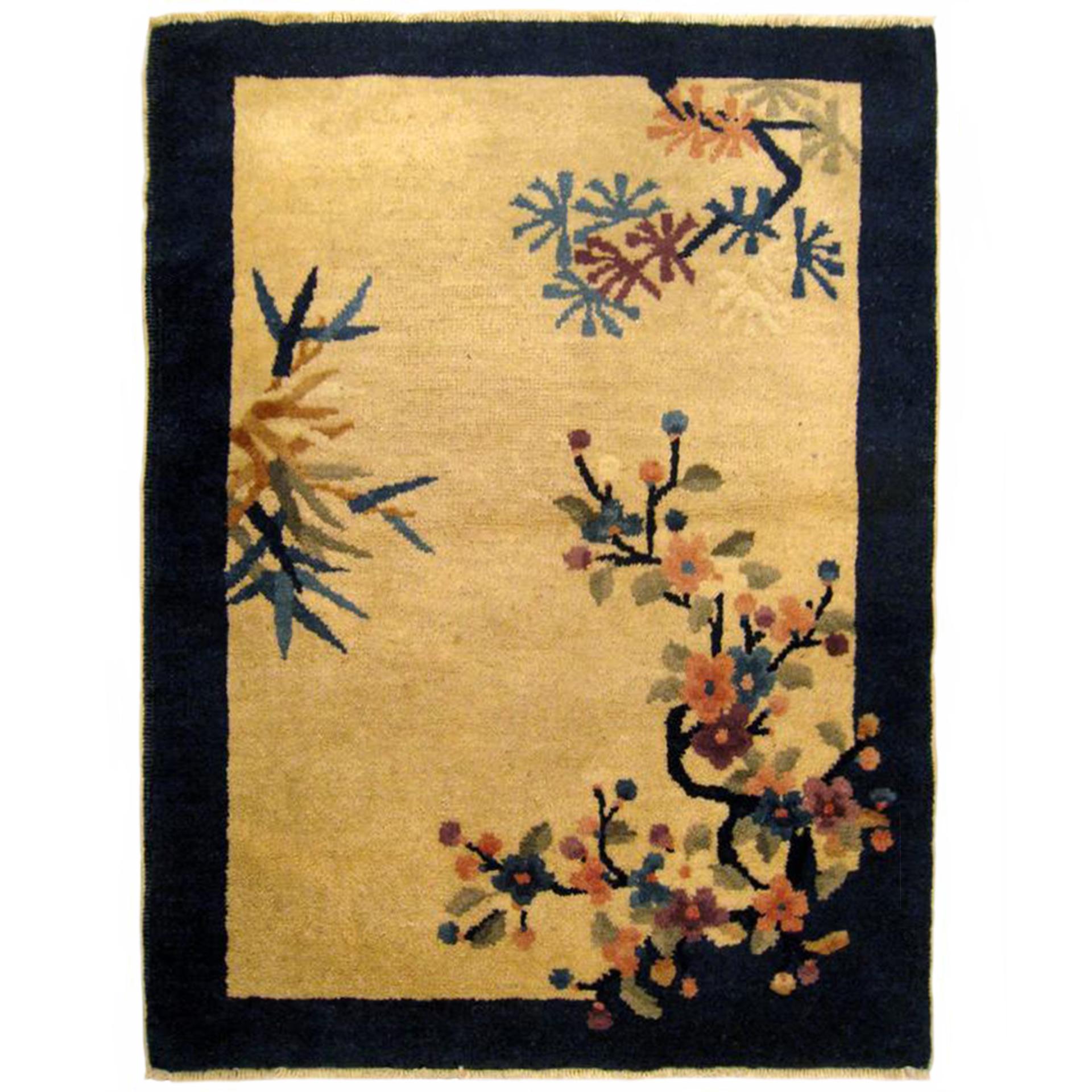 Tapis oriental chinois ancien de Pékin, de petite taille, avec motifs d'arbres et de fleurs