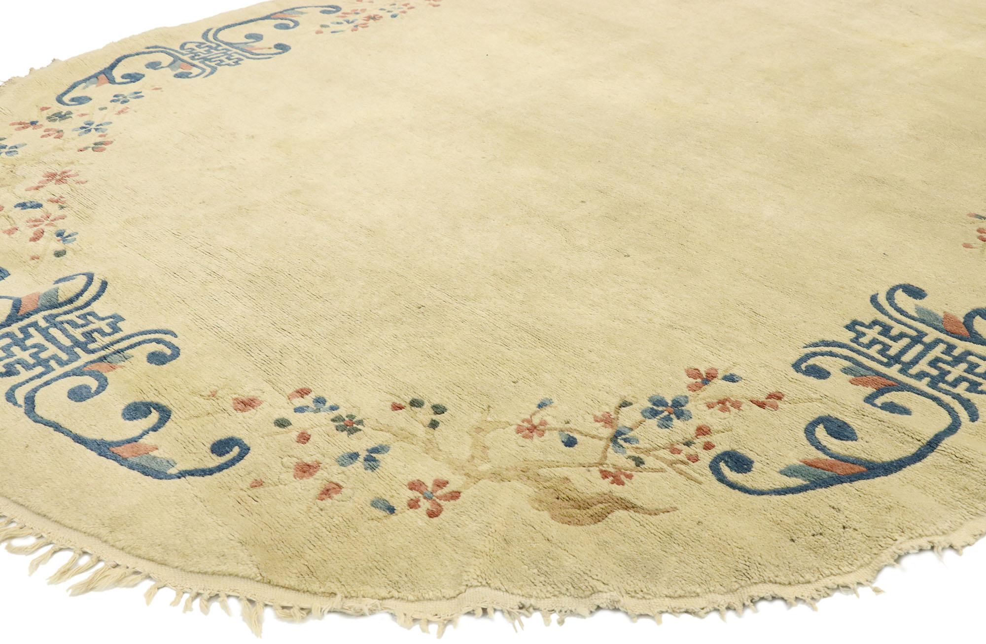 77451 tapis ovale chinois ancien de Pékin avec style chinoiserie romantique. Rappelant les motifs de surface de la Chine fine avec des couleurs claires et aériennes, le design simple mais gracieux éblouit l'œil dans ce tapis ovale chinois ancien en