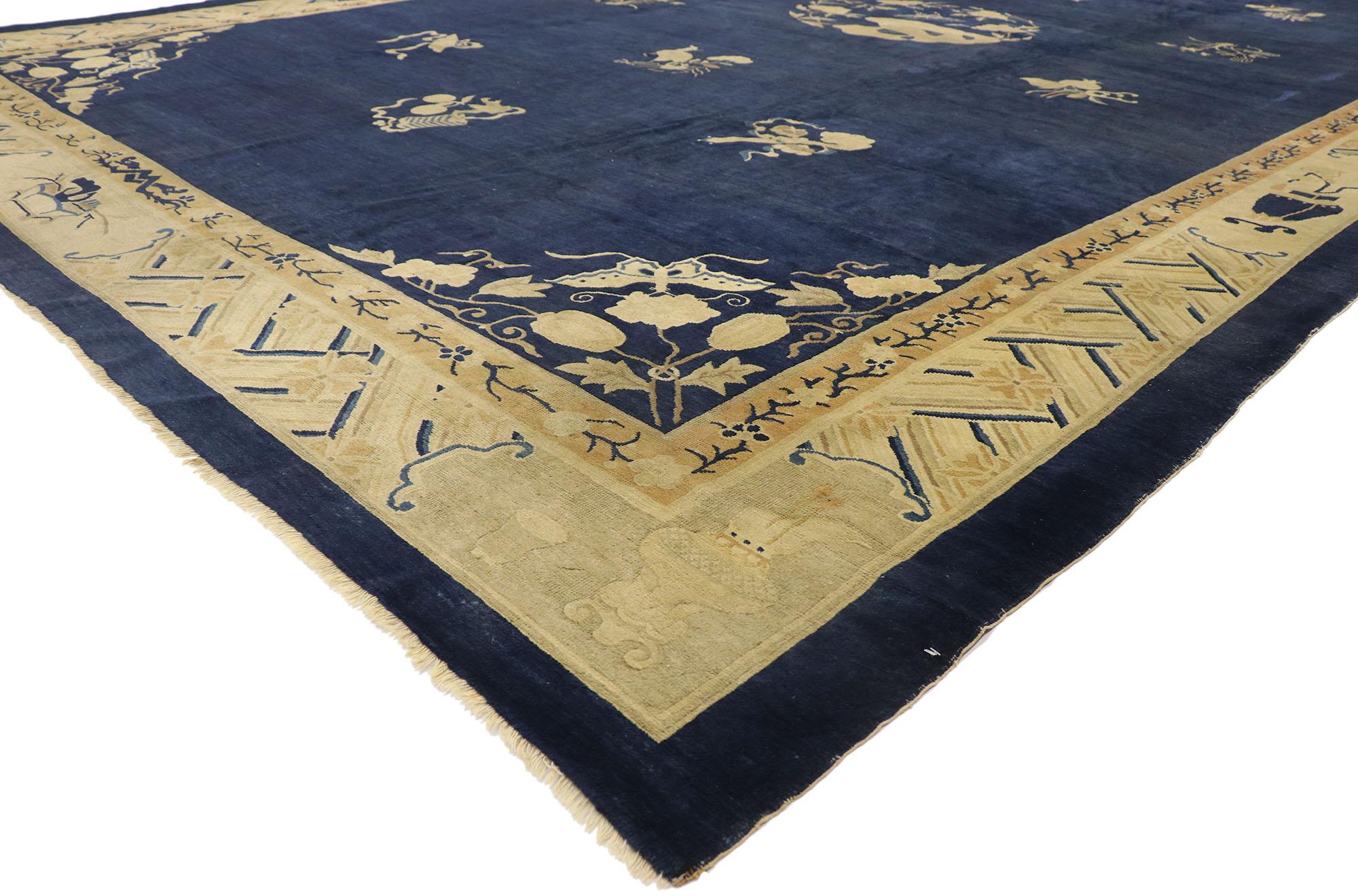 77439 Tapis chinois ancien du Palais de Pékin avec style Chinoiserie Chic Romantique. Ce tapis chinois ancien de Pékin en laine nouée à la main présente un médaillon ouvert arrondi décoré de fleurs stylisées, de vrilles feuillues et d'un papillon