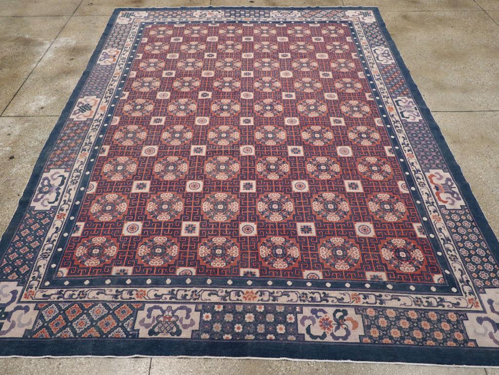 Cet élégant tapis chinois Art déco de Pékin du début du XXe siècle, mesurant 9' 2