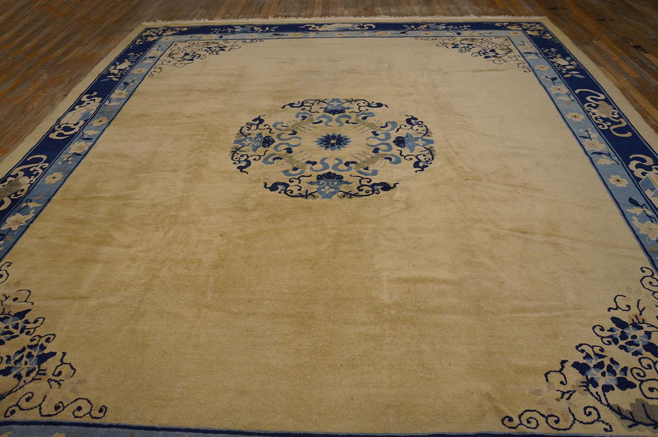 Tapis chinois de Pékin du début du 20ème siècle ( 10' x 11'6'' - 305 x 350 ) Bon état - En vente à New York, NY