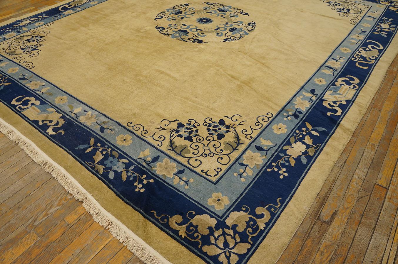 Laine Tapis chinois de Pékin du début du 20ème siècle ( 10' x 11'6'' - 305 x 350 ) en vente
