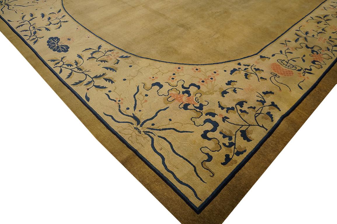 Chinesischer Pekinger Teppich des späten 19. Jahrhunderts ( 11' 4'' x 14' - 345 x 425 cm) im Zustand „Gut“ im Angebot in New York, NY