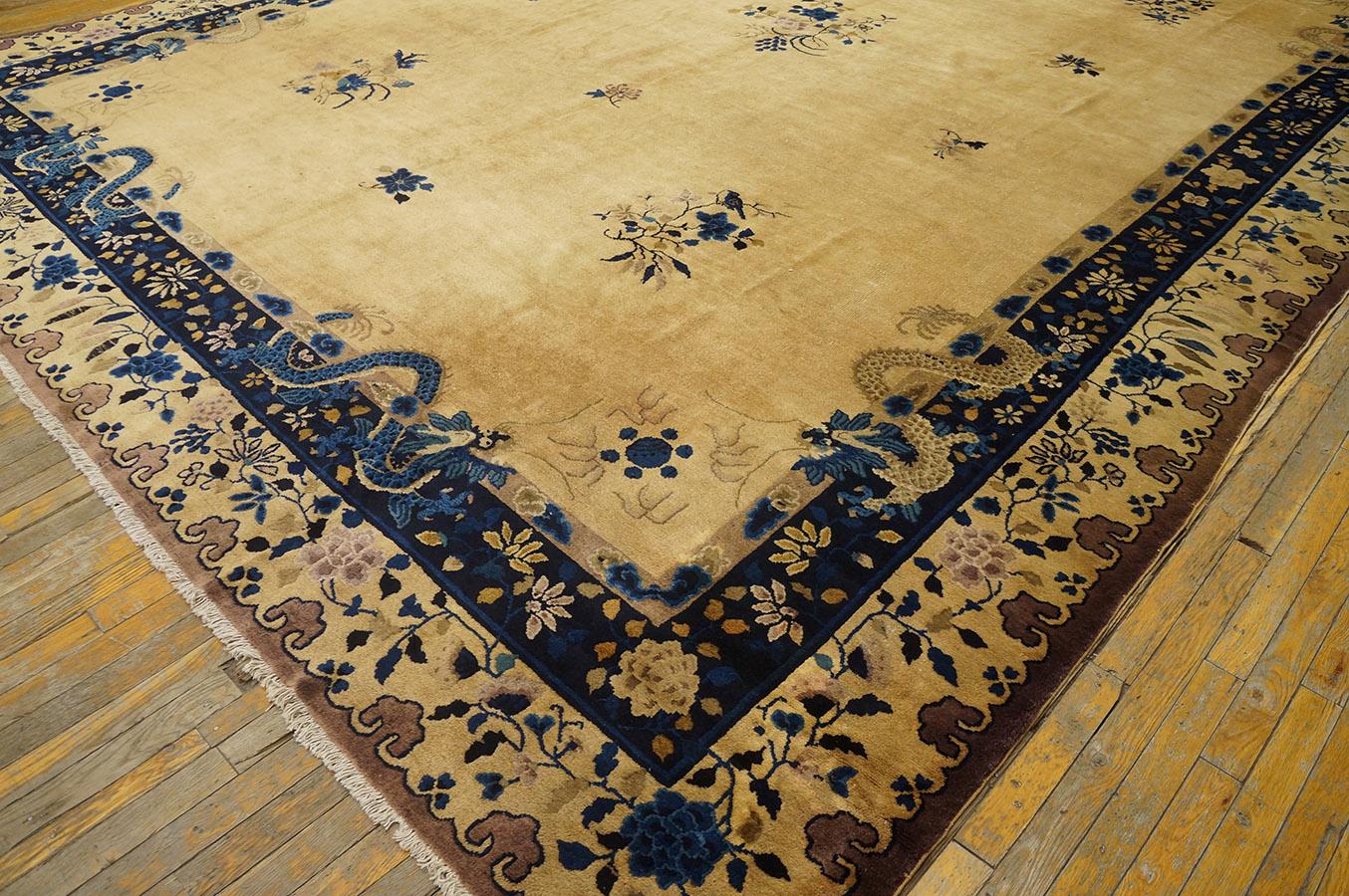 Annodato a mano Tappeto con drago di Pechino dei primi del Novecento ( 11'4''x 15'6'' - 345 x 472 ) in vendita