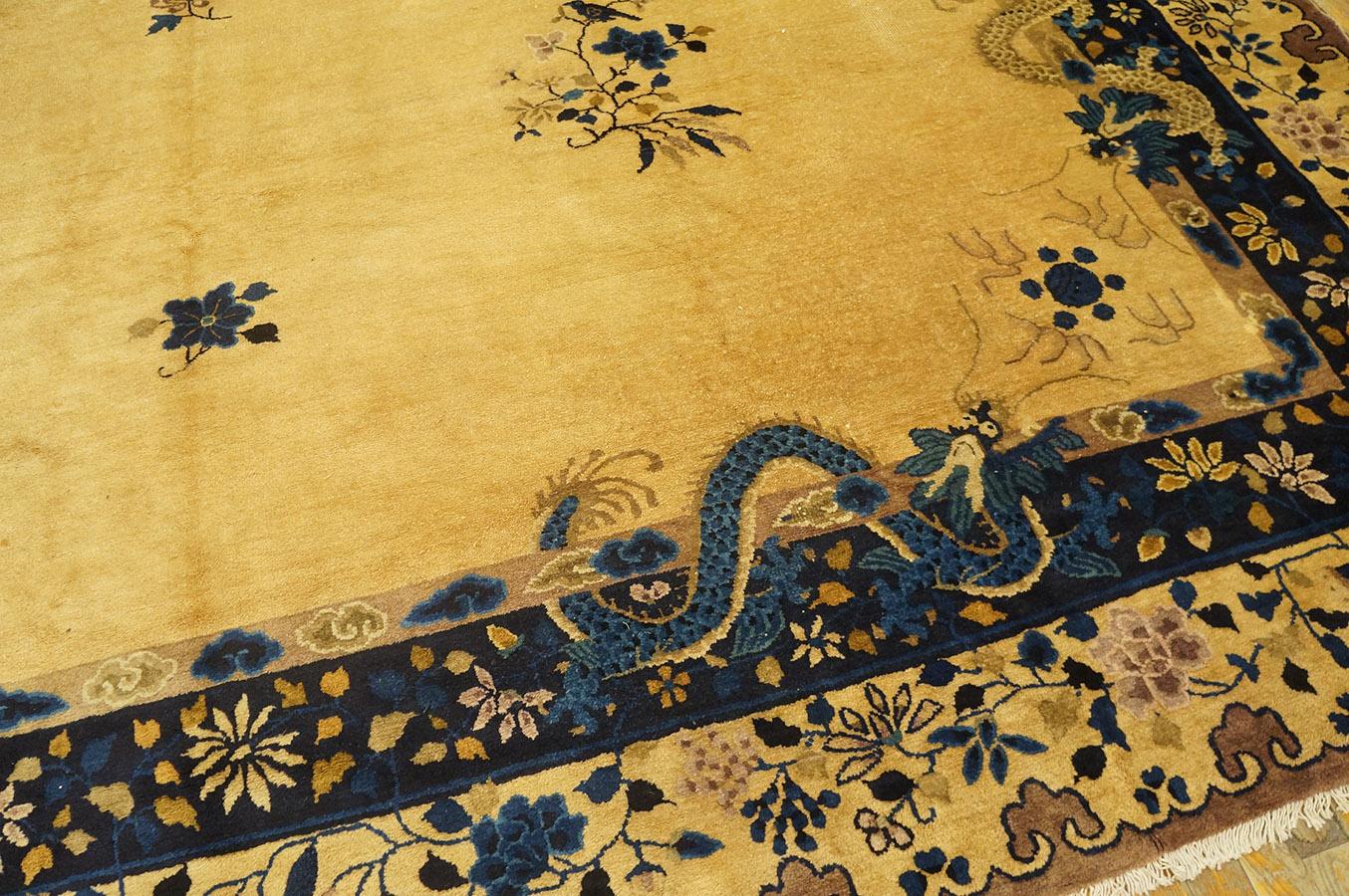 Inizio XX secolo Tappeto con drago di Pechino dei primi del Novecento ( 11'4''x 15'6'' - 345 x 472 ) in vendita