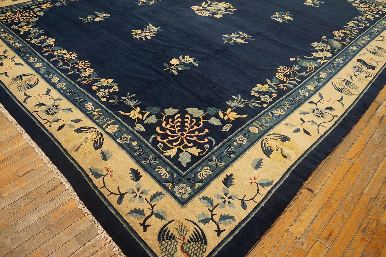 Chinois Tapis chinois ancien de Pékin  11' 9'' x 14' 3'' en vente