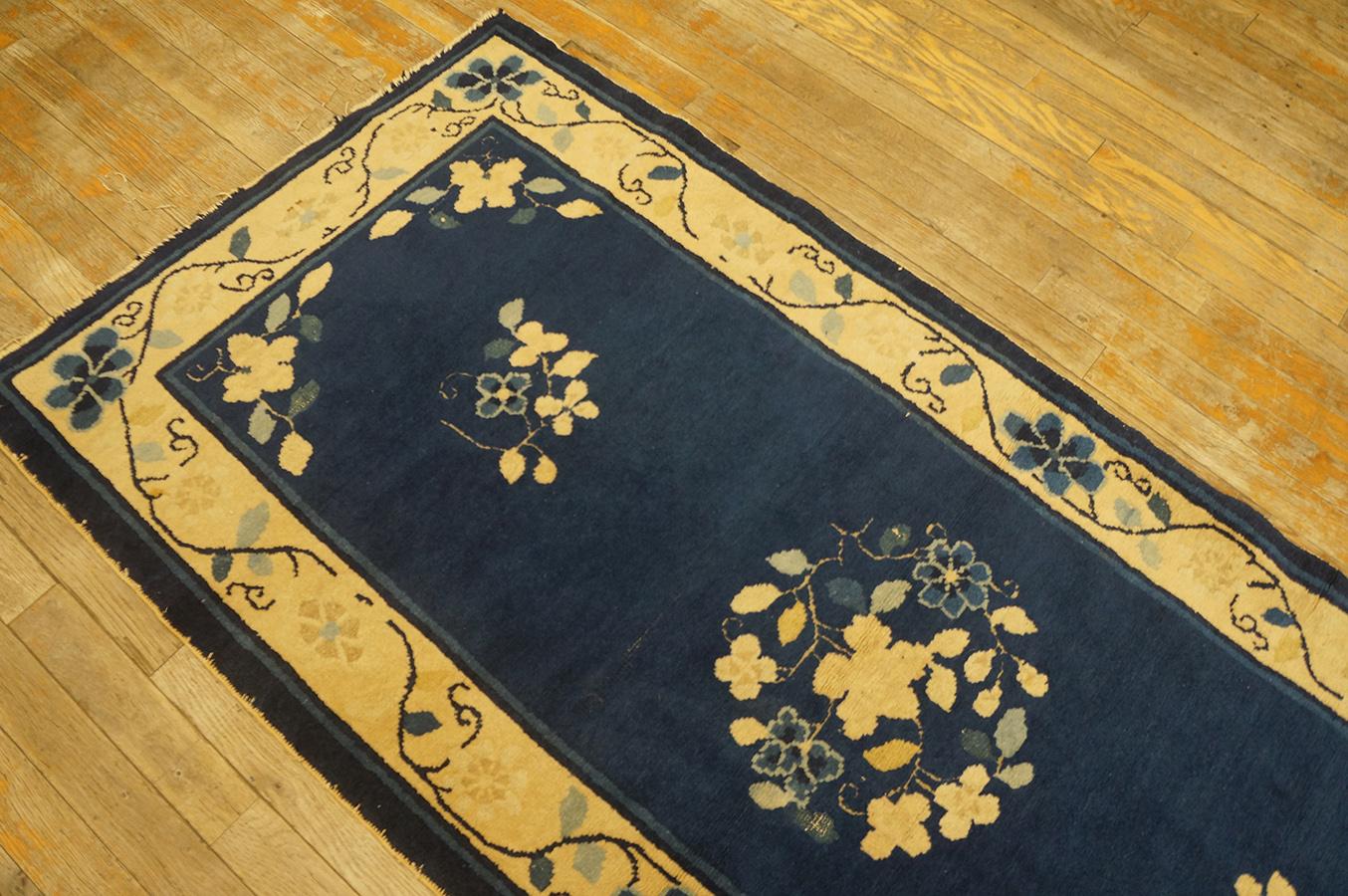 Noué à la main Tapis chinois de Pékin du début du 20ème siècle ( 2'8'' x 6' - 81 x 183 ) en vente