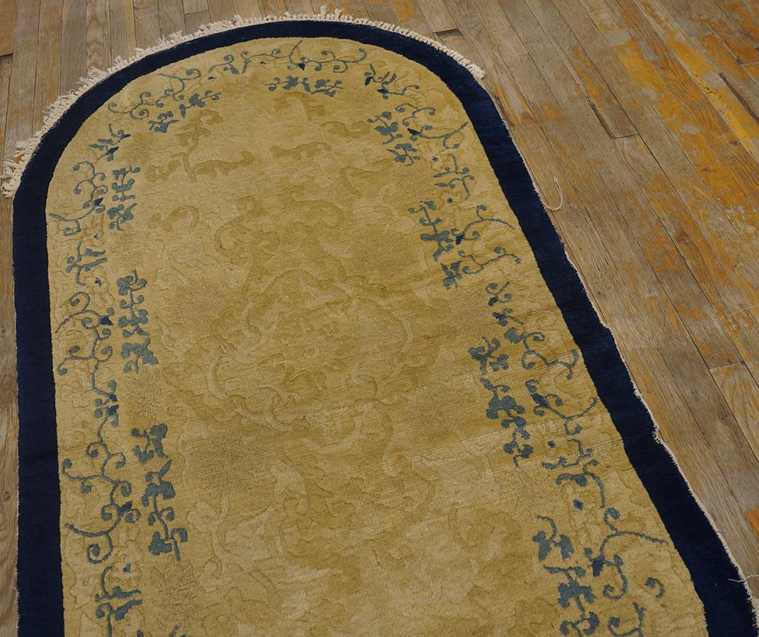 Early 20th Century Oval Chinese Peking Rug ( 3' x 5'9'' - 90 x 175 ) In Good Condition For Sale In New York, NY