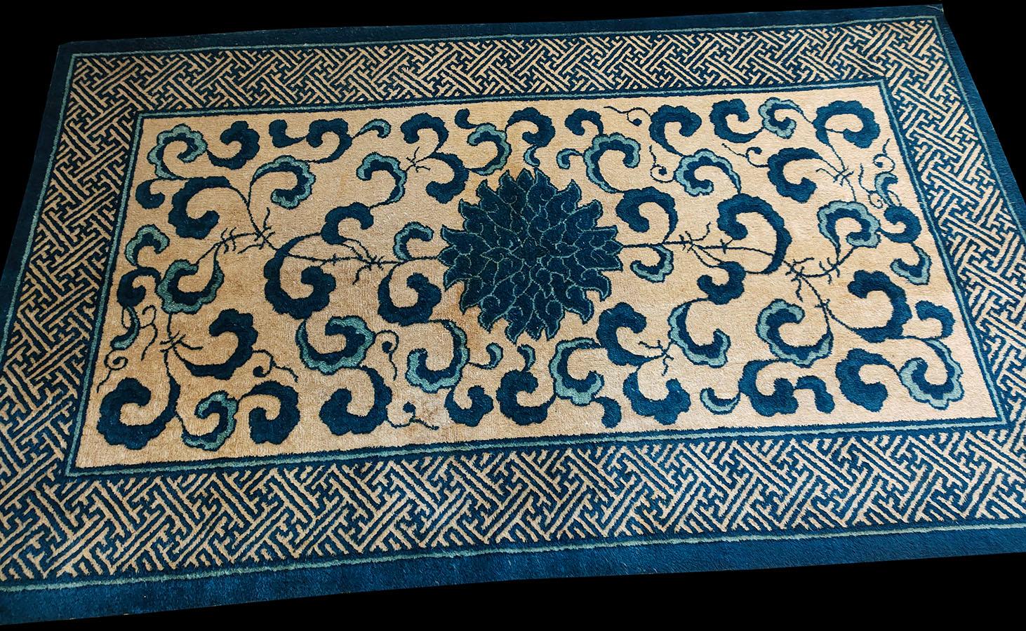 Tapis chinois de Pékin de la fin du XIXe siècle ( 122 x 203 cm) Bon état - En vente à New York, NY
