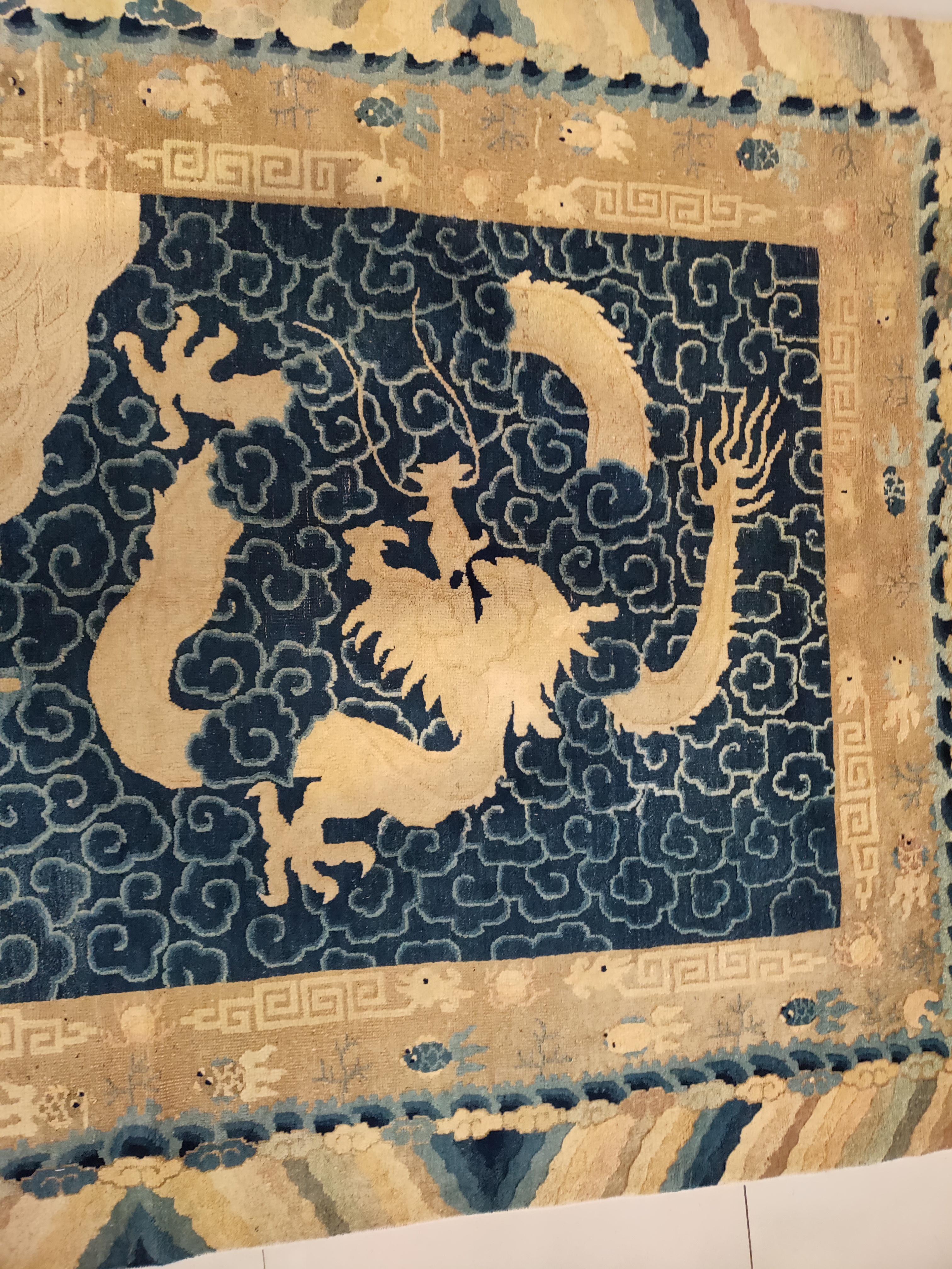 Tapis chinois de la fin du 19ème siècle avec dragon de Pékin ( 5' x 8' - 152 x 243 cm )