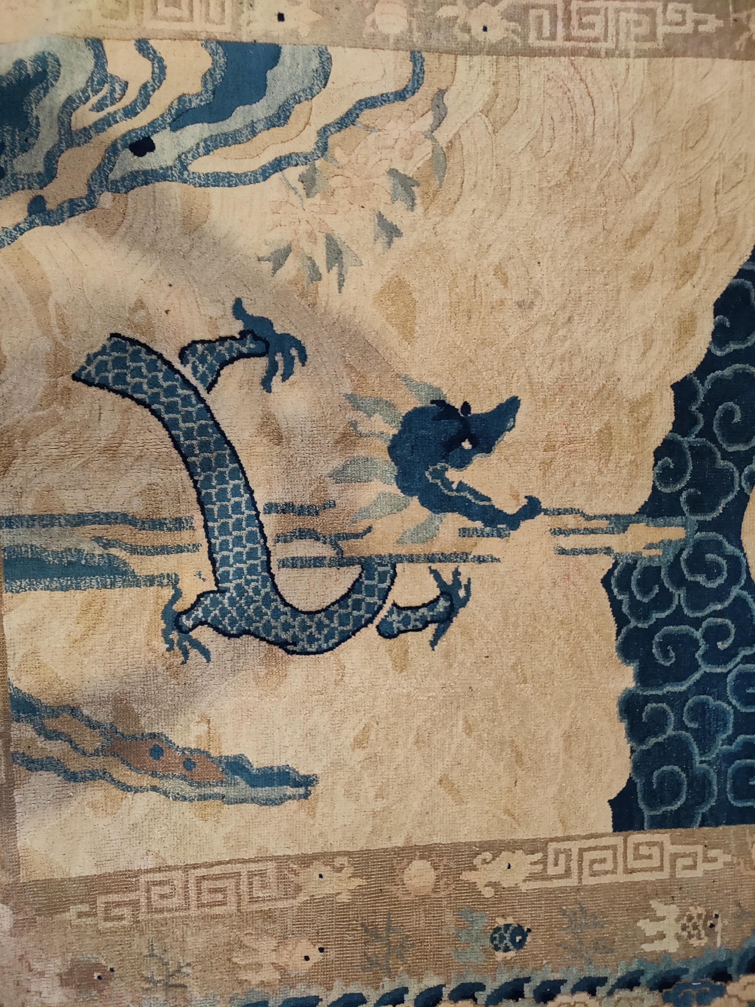Chinois Tapis chinois de la fin du 19ème siècle avec dragon de Pékin (5'' x 8'' - 152 x 243 cm) en vente