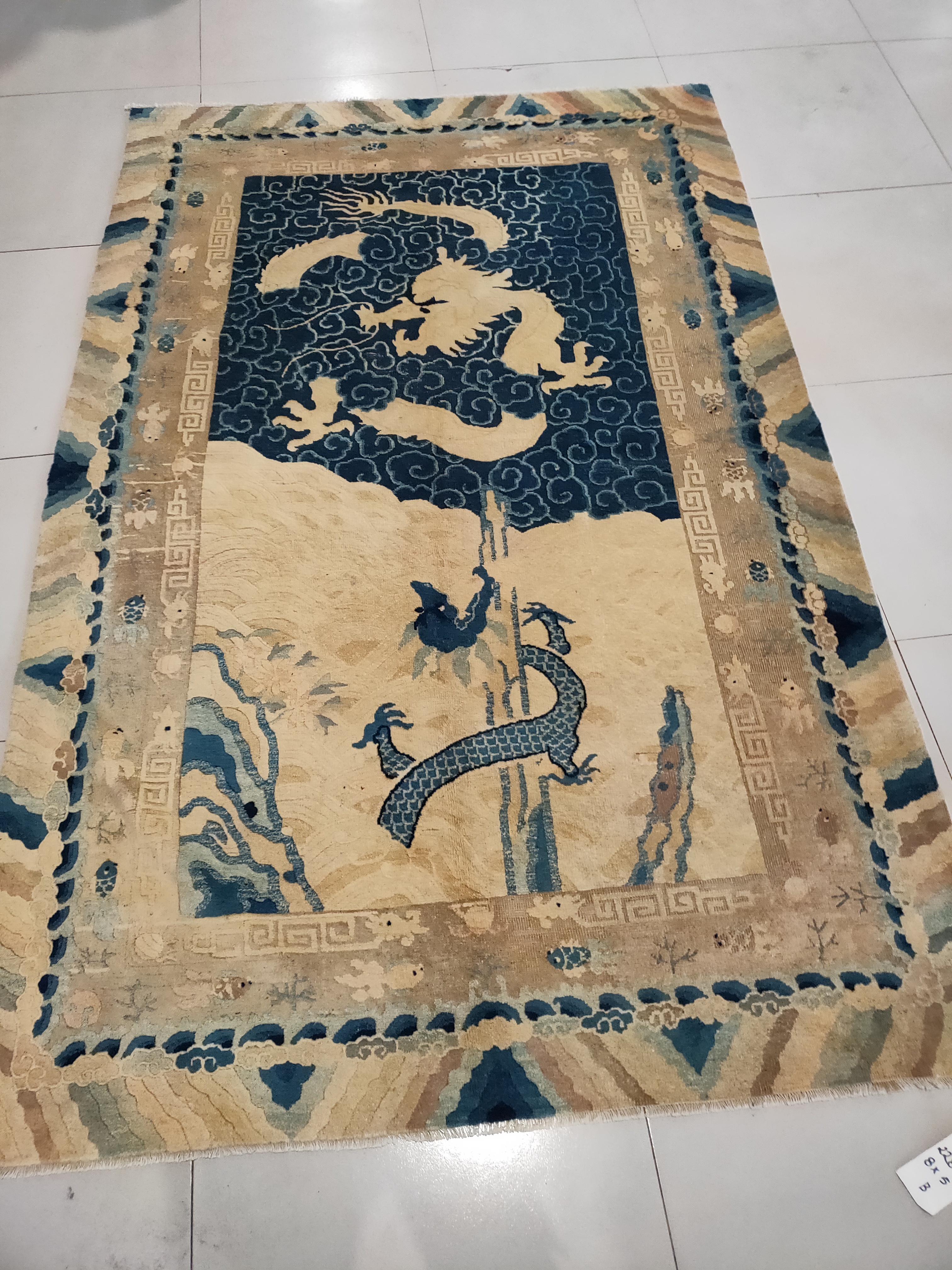 Noué à la main Tapis chinois de la fin du 19ème siècle avec dragon de Pékin (5'' x 8'' - 152 x 243 cm) en vente