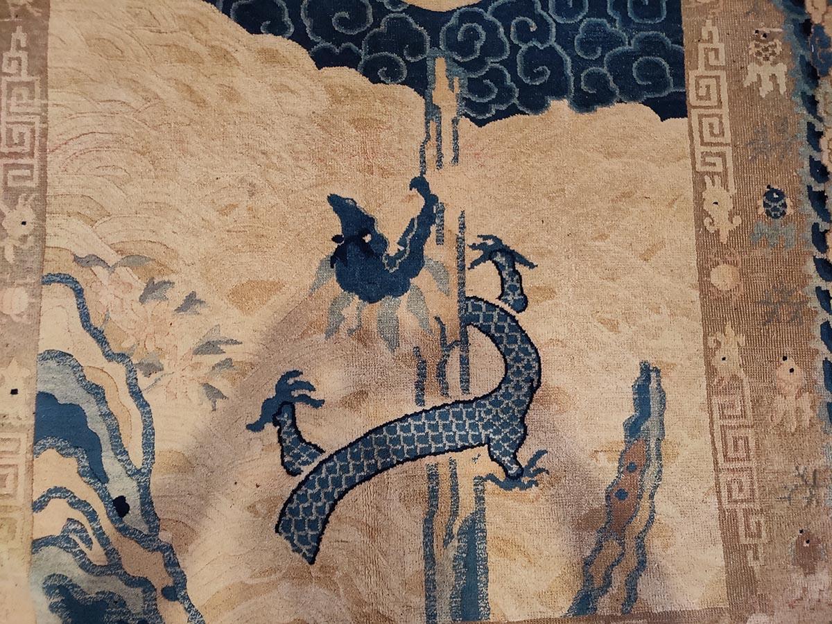 Tapis chinois de la fin du 19ème siècle avec dragon de Pékin (5'' x 8'' - 152 x 243 cm) Bon état - En vente à New York, NY