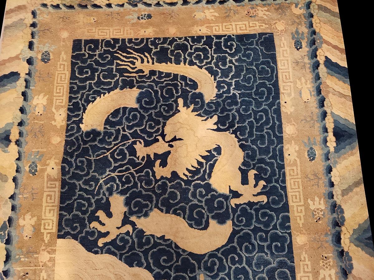 Début du 20ème siècle Tapis chinois de la fin du 19ème siècle avec dragon de Pékin (5'' x 8'' - 152 x 243 cm) en vente