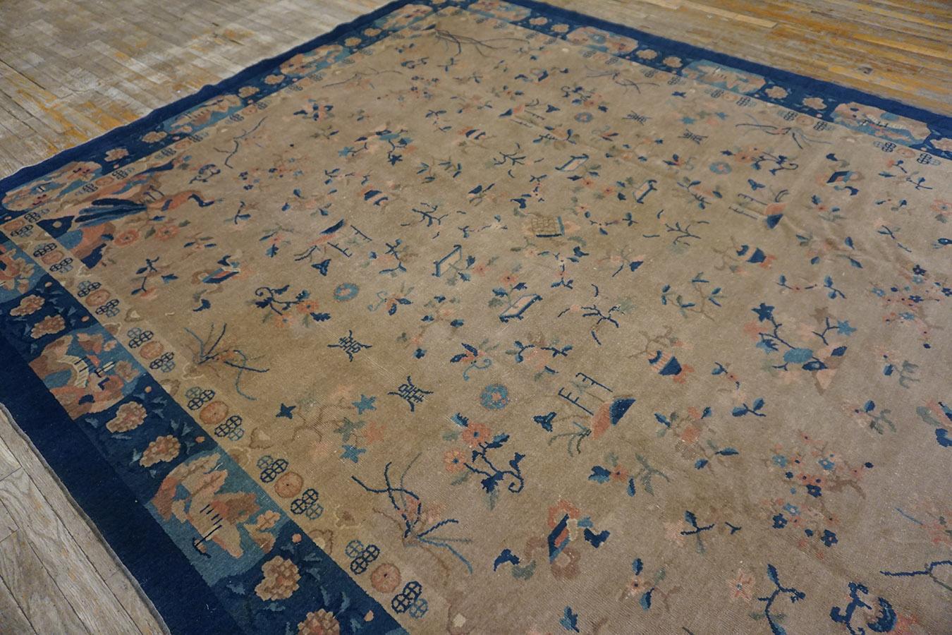 Chinesischer Peking-Teppich des frühen 20. Jahrhunderts ( 8''2 x 9''9 - 250 x 300) im Zustand „Gut“ im Angebot in New York, NY